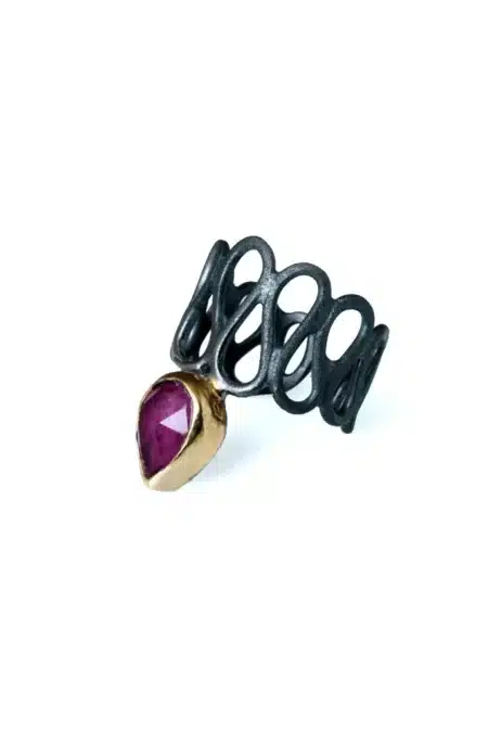 Ασημένιο δαχτυλίδι με μαύρη επιπλατίνωση και ρουμπίνι main