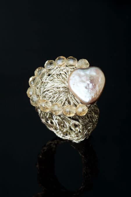 Πλεκτό ασημένιο δαχτυλίδι με χρυσόνημα, μαργαριτάρια και χαλαζία main