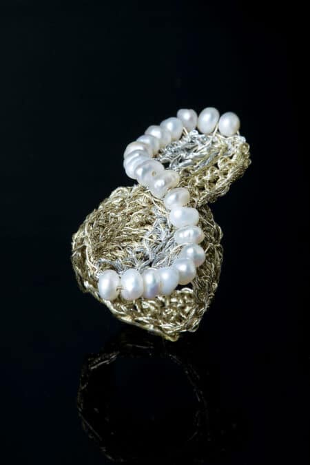 Πλεκτό ασημένιο δαχτυλίδι με χρυσόνημα και μαργαριτάρια gallery 1
