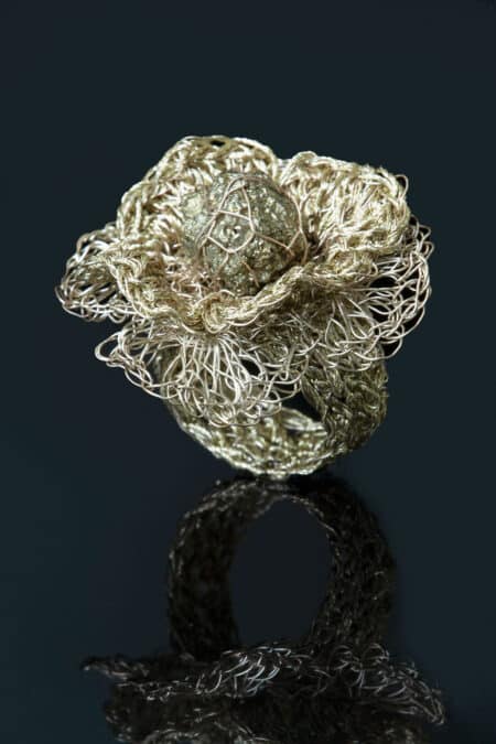 Πλεκτό ασημένιο δαχτυλίδι με χρυσόνημα, και σιδηροπυρίτη main