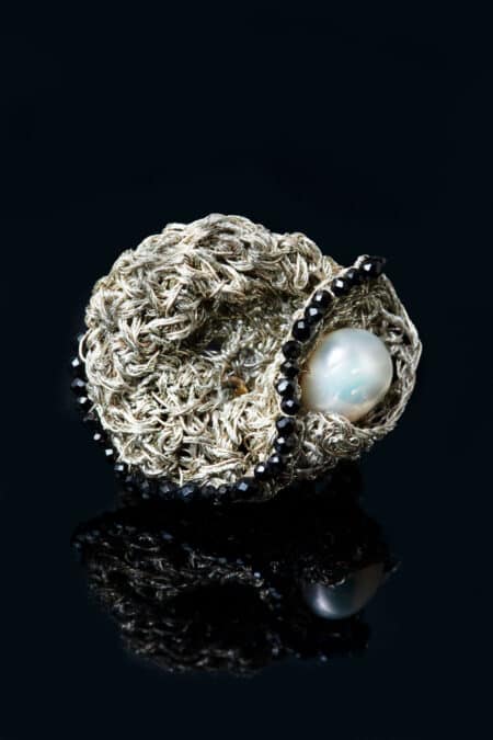 Πλεκτό ασημένιο δαχτυλίδι με χρυσόνημα, μαργαριτάρι και σπινέλιο gallery 2