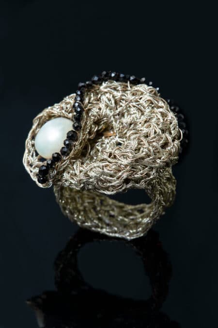 Πλεκτό ασημένιο δαχτυλίδι με χρυσόνημα, μαργαριτάρι και σπινέλιο main
