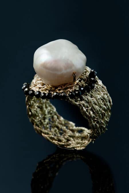Πλεκτό ασημένιο δαχτυλίδι με χρυσόνημα, μαργαριτάρι και σπινέλιο main