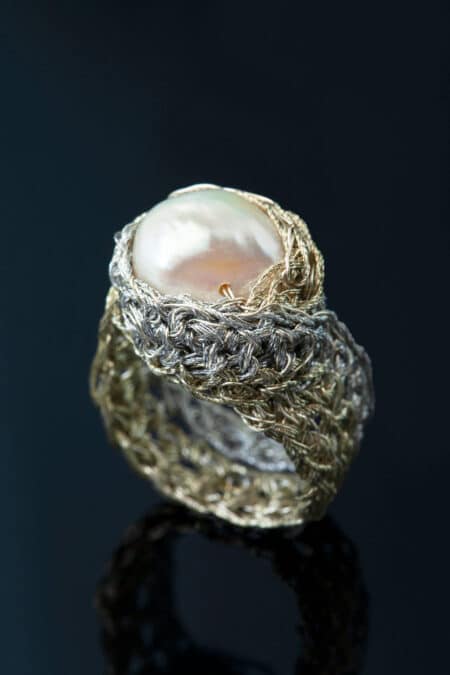 Πλεκτό ασημένιο δαχτυλίδι με χρυσόνημα και μαργαριτάρι main