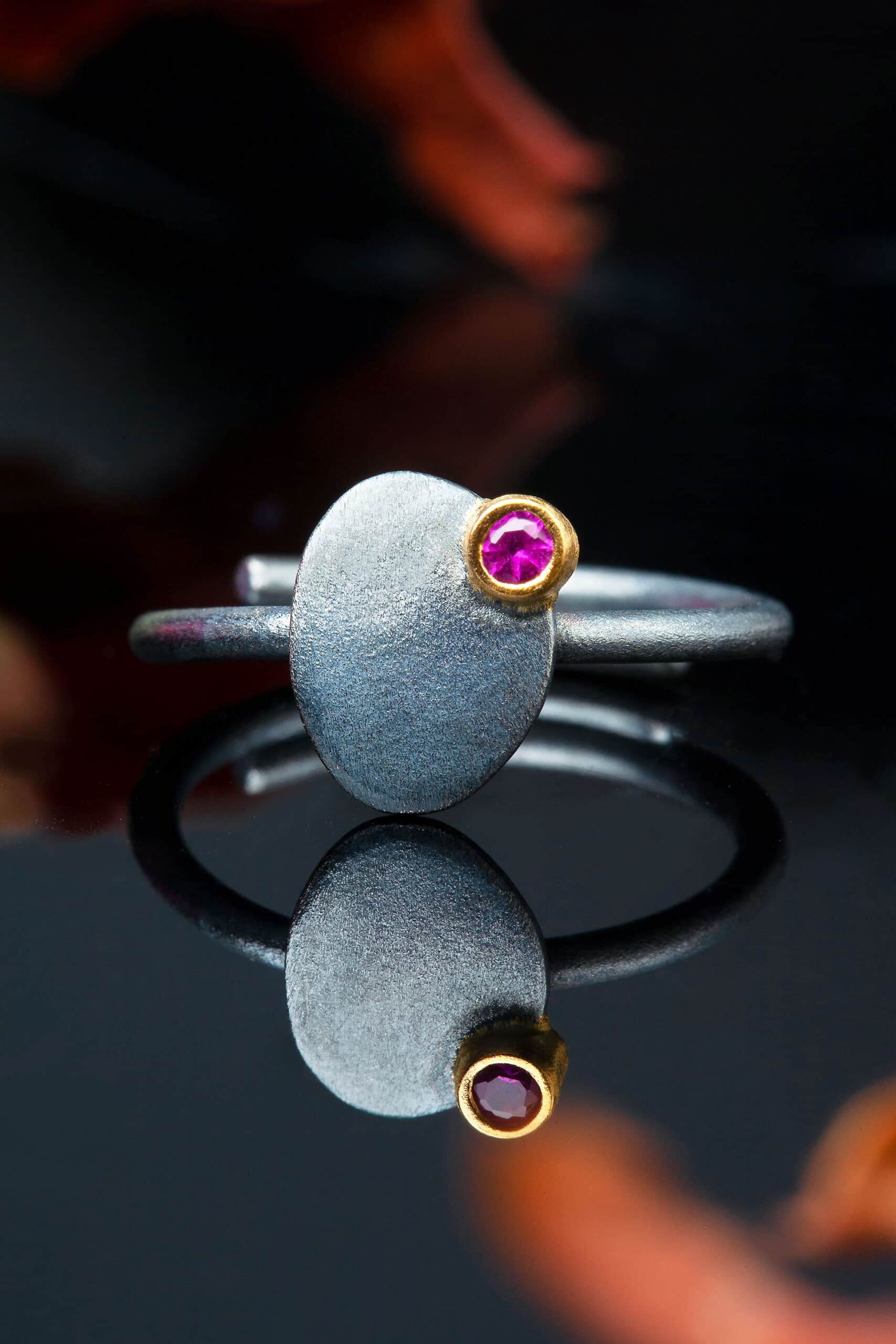 Χειροποίητα κοσμήματα | Ασημένιο δαχτυλίδι με μαύρη επιπλατίνωση, επίχρυση λεπτομέρεια και ζιργκόν gallery 1