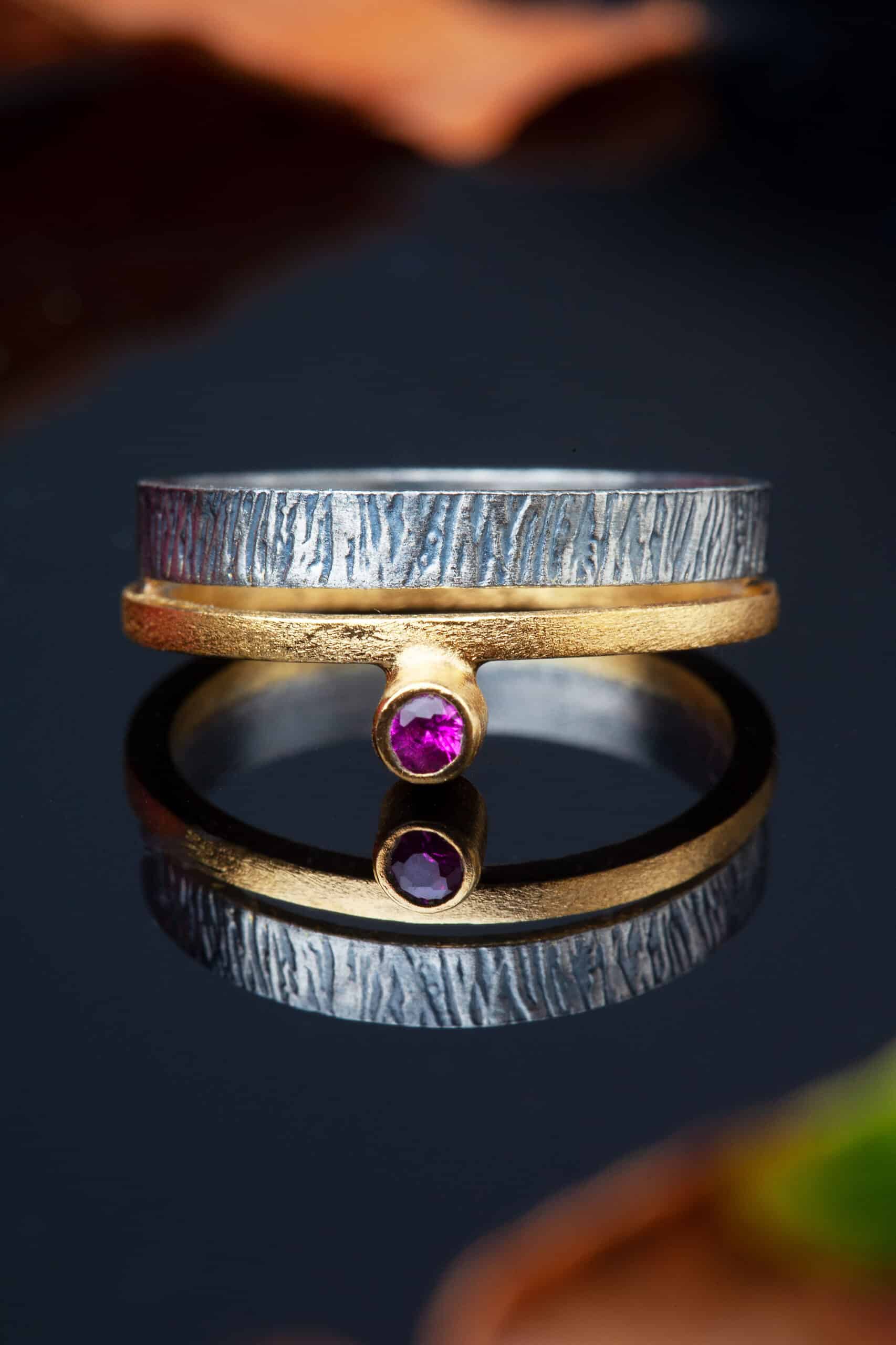Χειροποίητα κοσμήματα | Ασημένιο δαχτυλίδι με επιχρυσωμένη λεπτομέρεια και ζιργκόν gallery 1