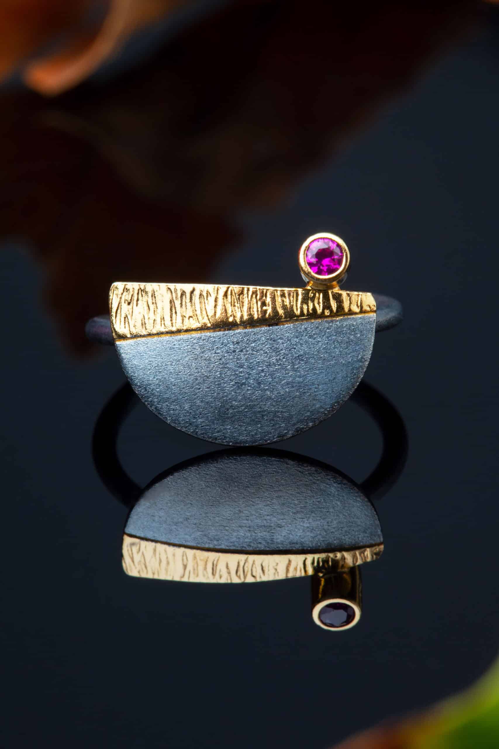 Χειροποίητα κοσμήματα | Ασημένιο δαχτυλίδι με μαύρη επιπλατίνωση, επίχρυση λεπτομέρεια και ζιργκόν gallery 3