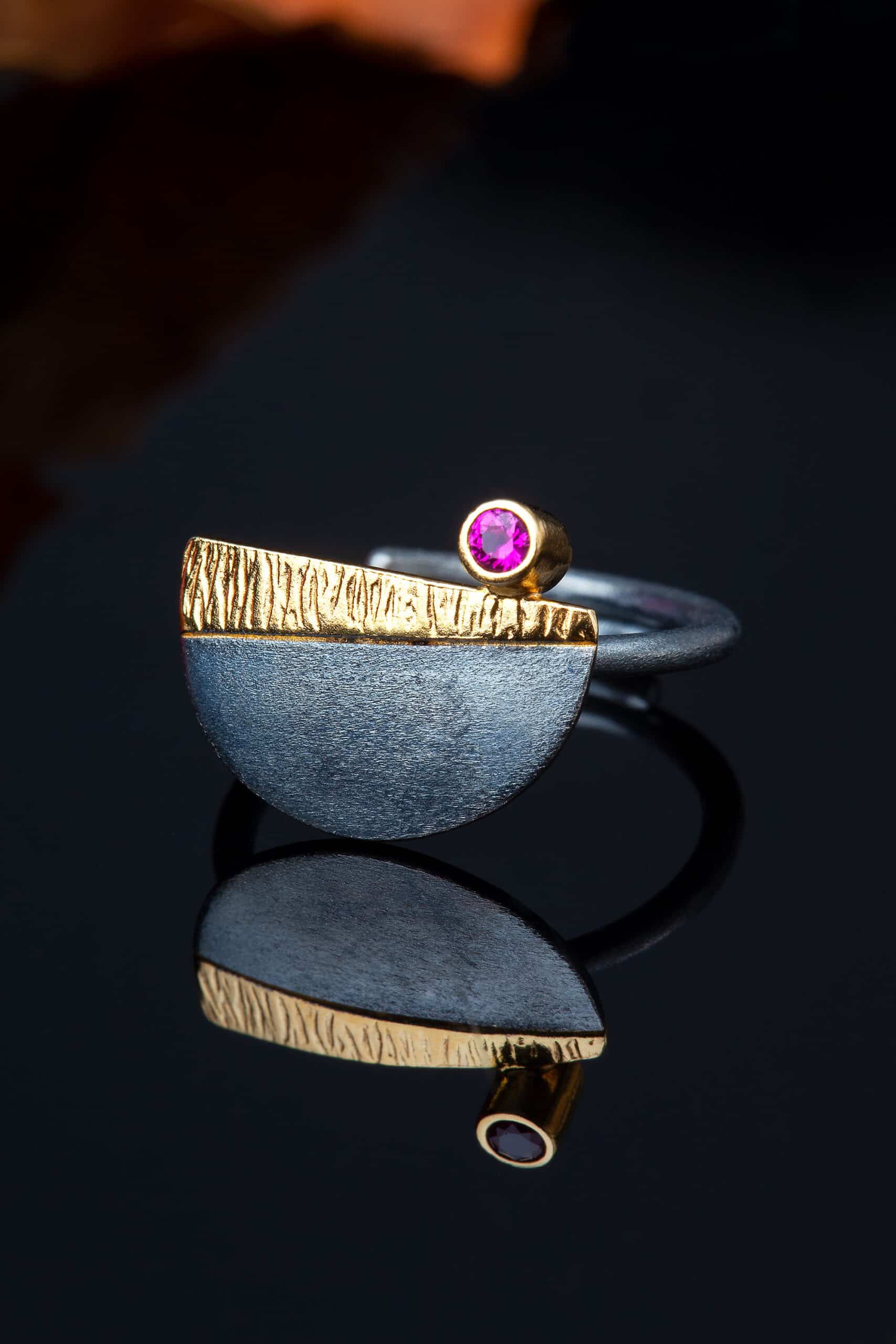Χειροποίητα κοσμήματα | Ασημένιο δαχτυλίδι με μαύρη επιπλατίνωση, επίχρυση λεπτομέρεια και ζιργκόν gallery 4