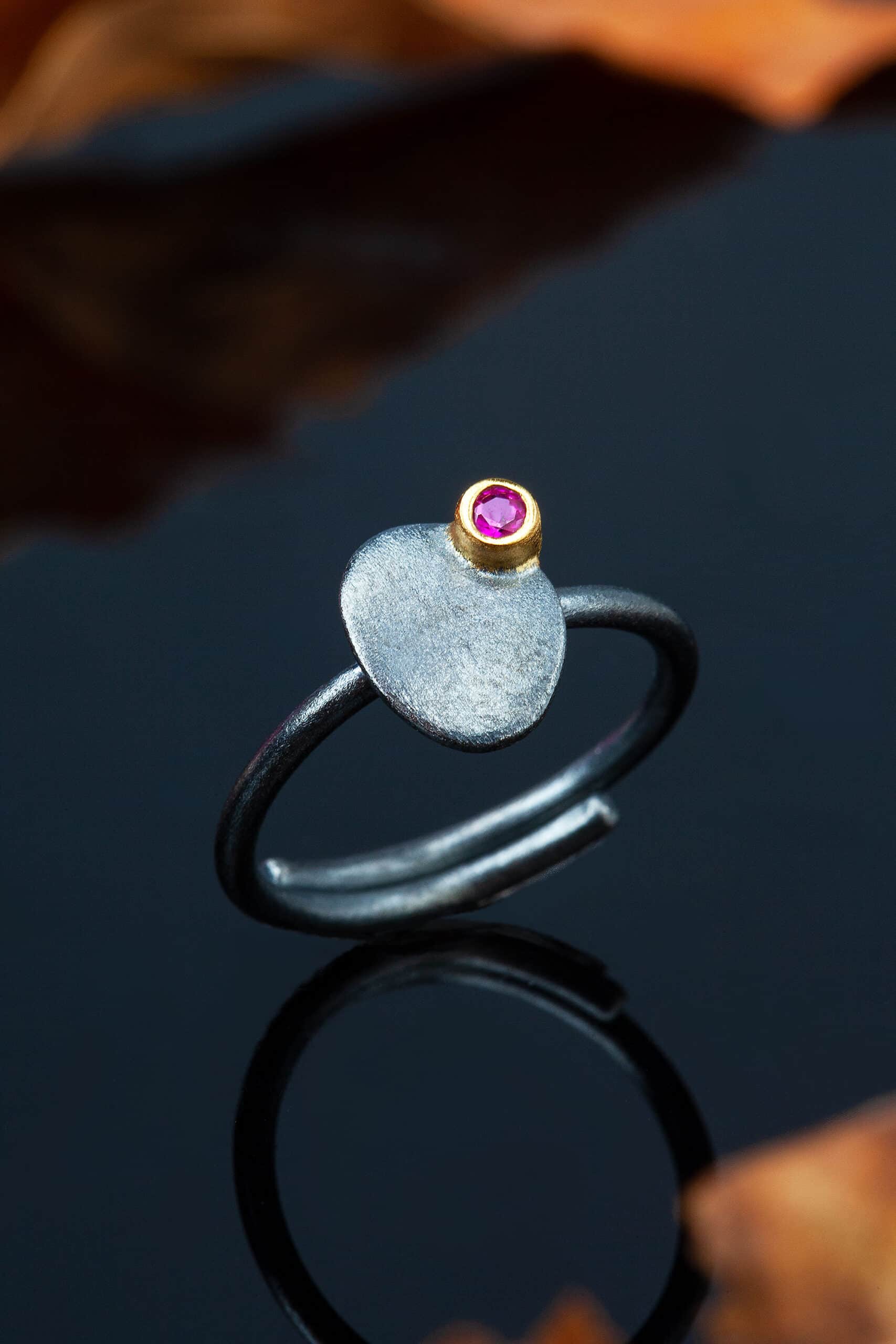 Χειροποίητα κοσμήματα | Ασημένιο δαχτυλίδι με μαύρη επιπλατίνωση, επίχρυση λεπτομέρεια και ζιργκόν gallery 2