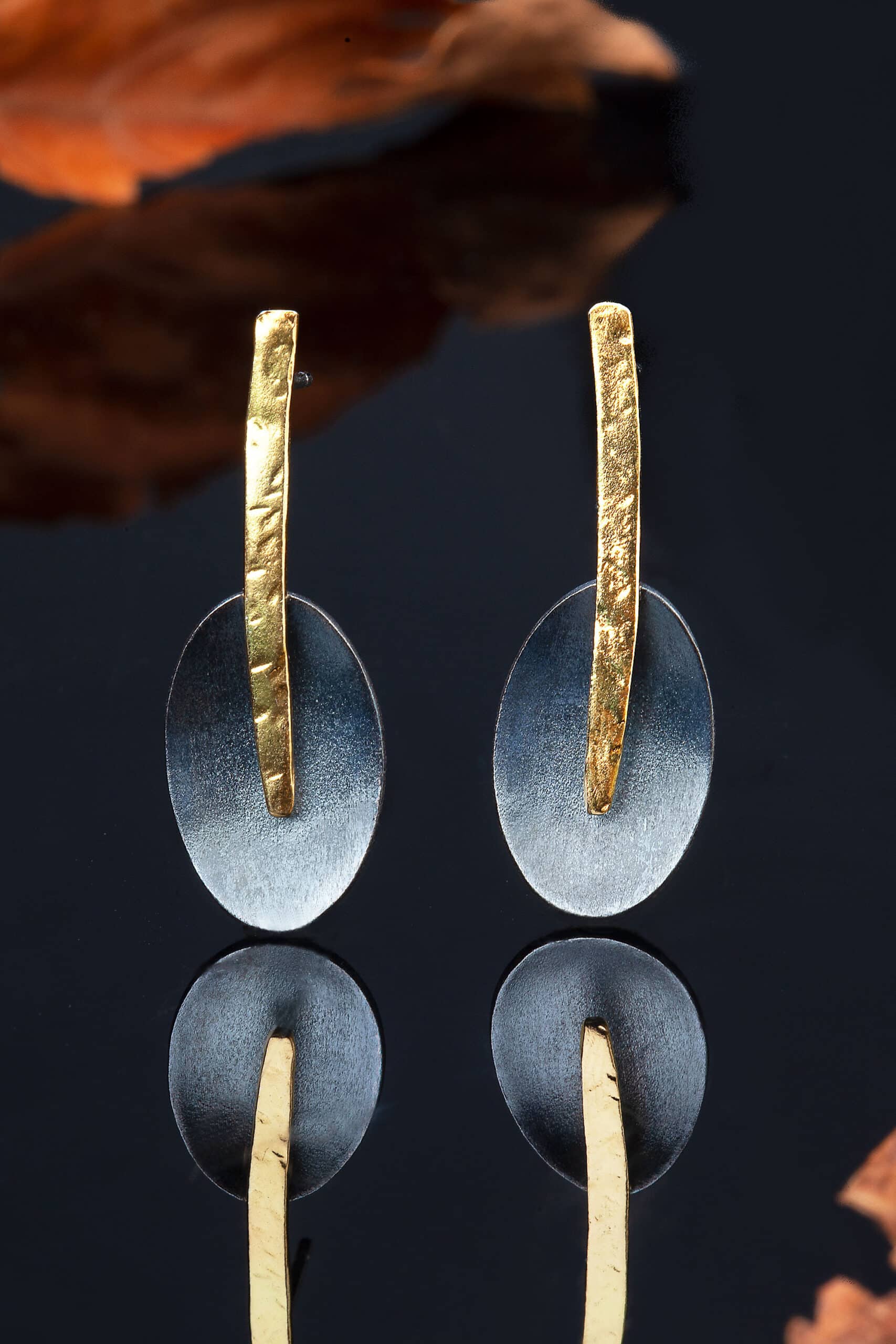 Χειροποίητα κοσμήματα | Ασημένια σκουλαρίκια με μαύρη επιπλατίνωση, επίχρυσες λεπτομέρειες gallery 2