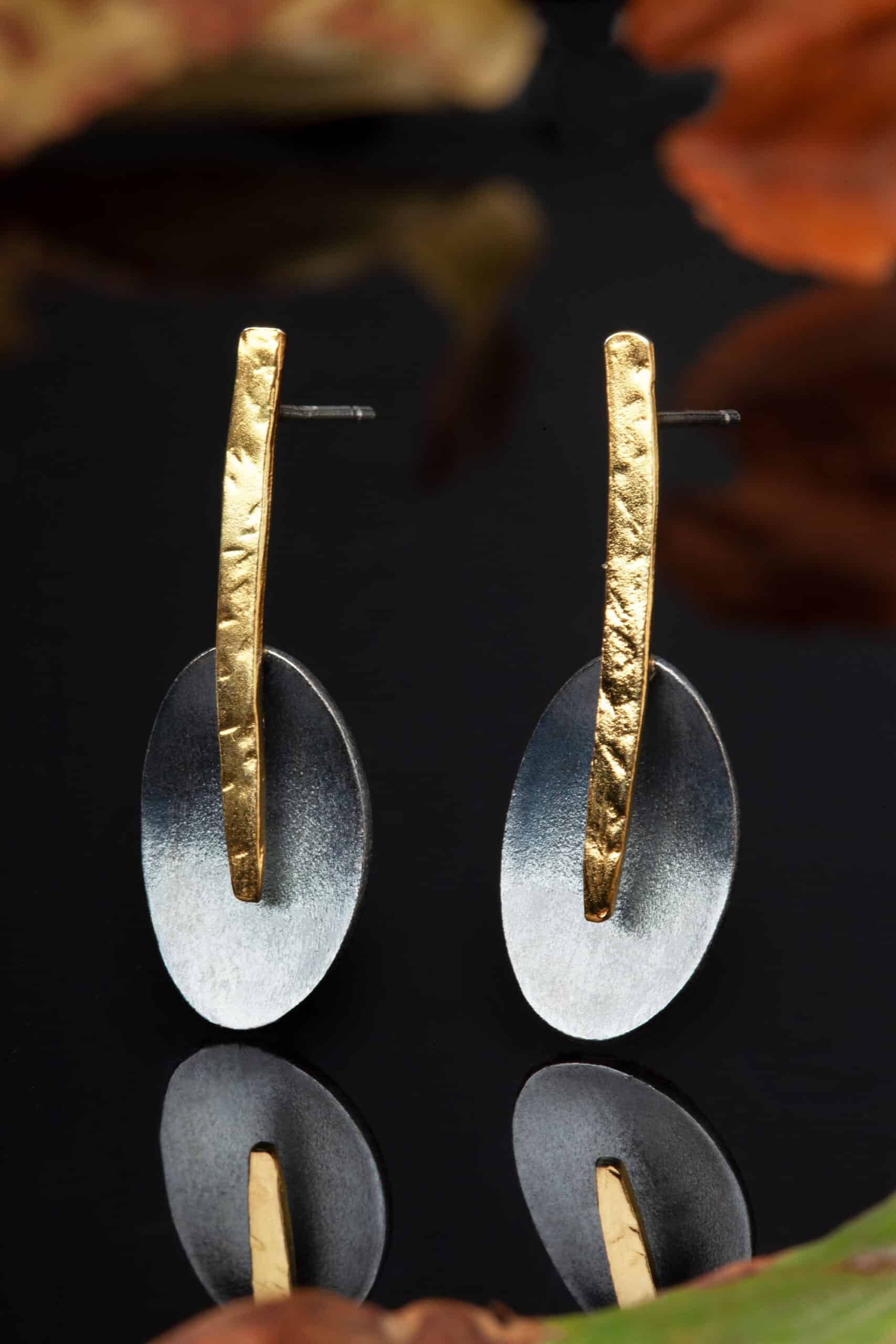 Χειροποίητα κοσμήματα | Ασημένια σκουλαρίκια με μαύρη επιπλατίνωση, επίχρυσες λεπτομέρειες gallery 1