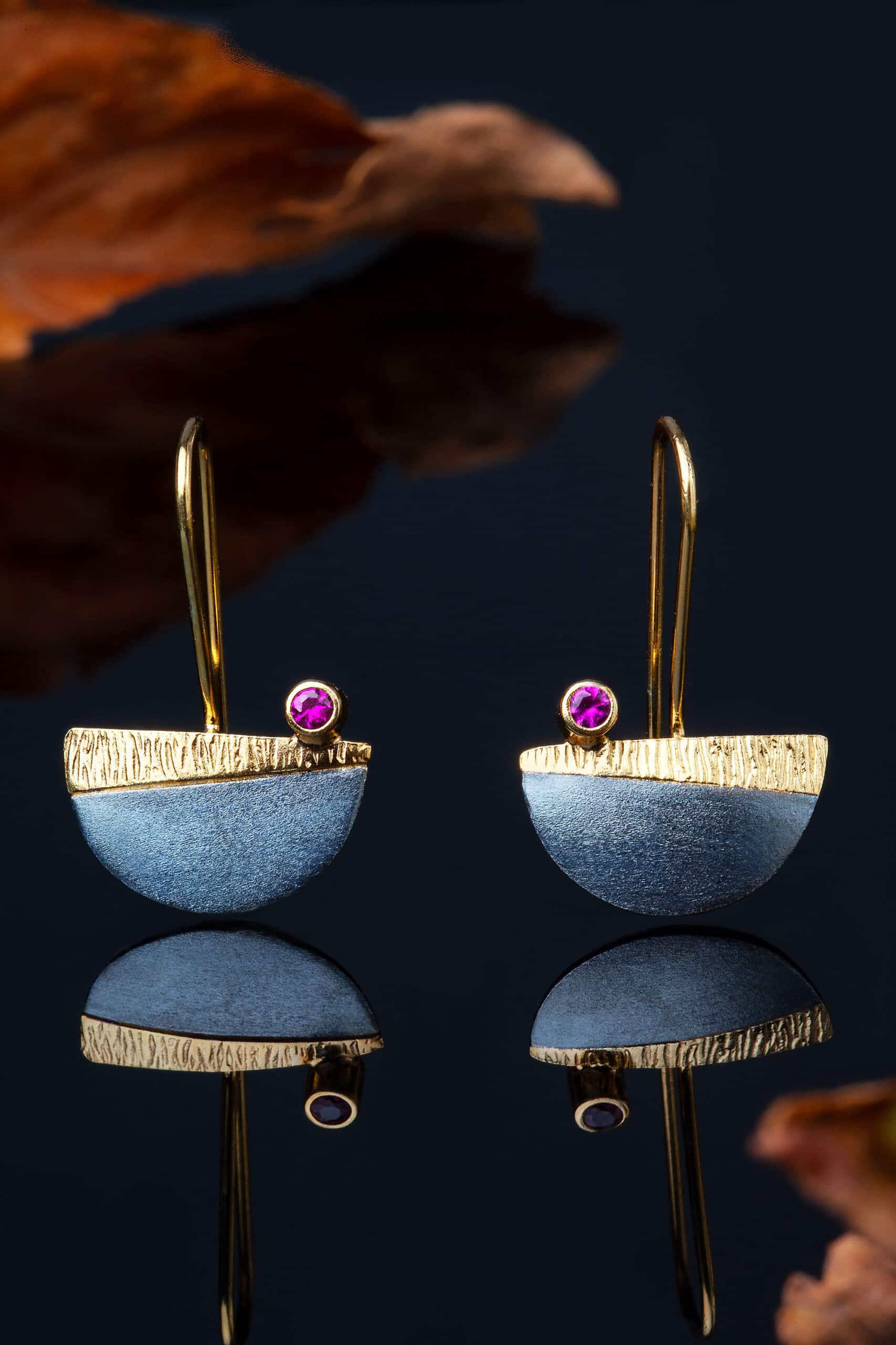 Χειροποίητα κοσμήματα | Ασημένια σκουλαρίκια με μαύρη επιπλατίνωση, επίχρυσες λεπτομέρειες και ζιργκόν gallery 1