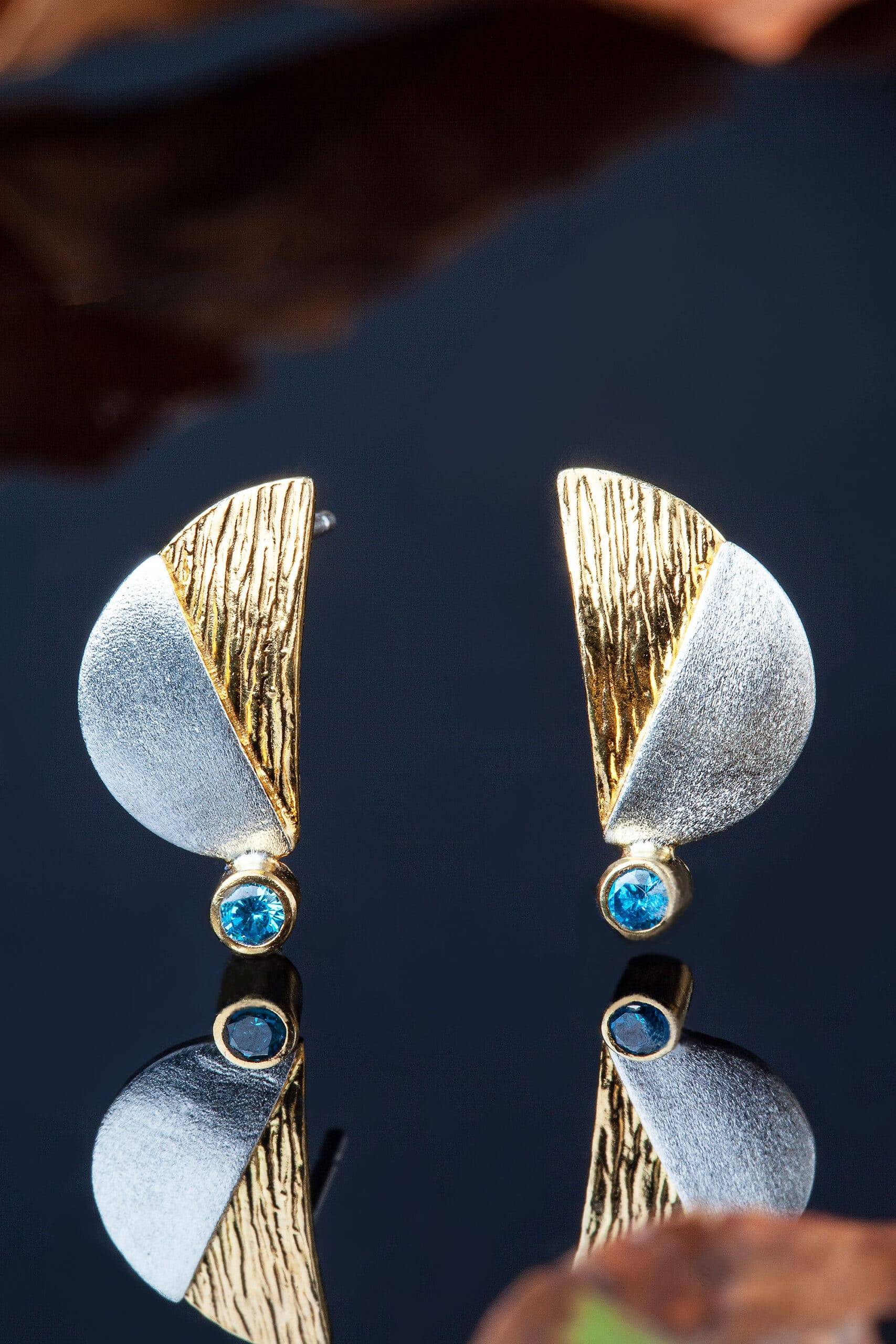 Χειροποίητα κοσμήματα | Ασημένια σκουλαρίκια με επιπλατίνωση και επίχρυσες λεπτομέρειες, συνδυασμένα με ζιργκόν gallery 1