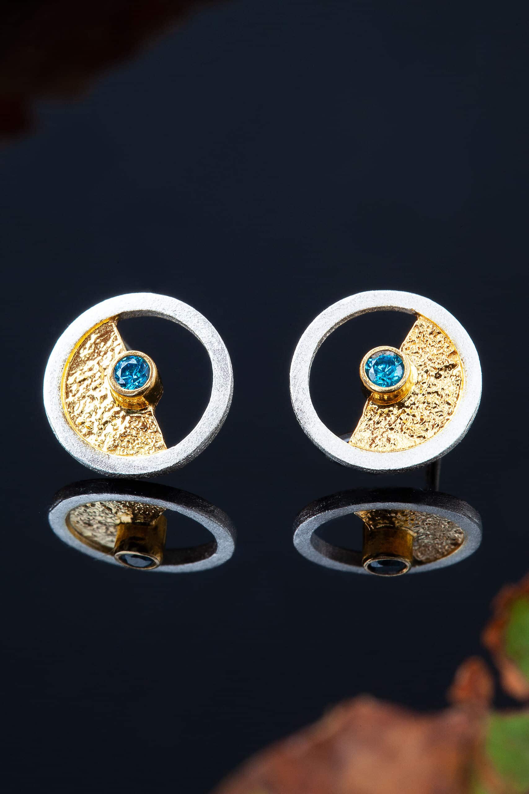 Χειροποίητα κοσμήματα | Κυκλικά ασημένια σκουλαρίκια με επιπλατίνωση και επίχρυσες λεπτομέρειες, συνδυασμένα με ζιργκόν gallery 2