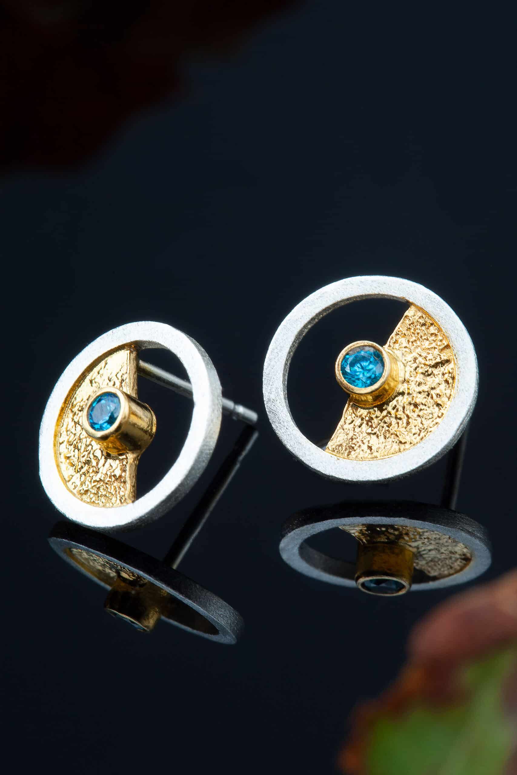 Χειροποίητα κοσμήματα | Κυκλικά ασημένια σκουλαρίκια με επιπλατίνωση και επίχρυσες λεπτομέρειες, συνδυασμένα με ζιργκόν gallery 1