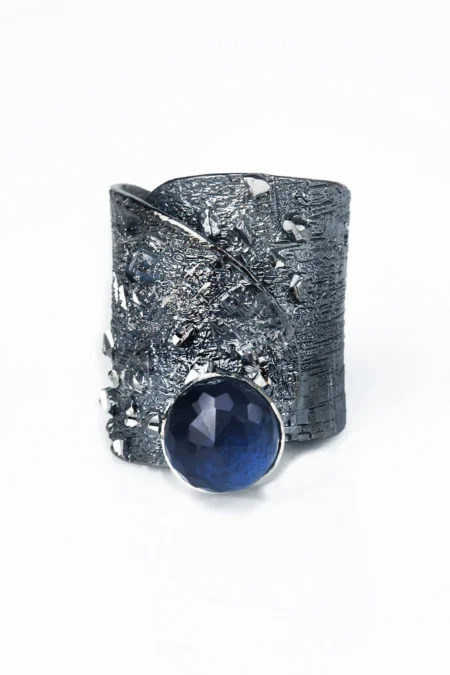 Χειροποίητα κοσμήματα | Επιπλατινωμένο ασημένιο δαχτυλίδι με διαμαντάρισμα και κρύσταλλο gallery 1