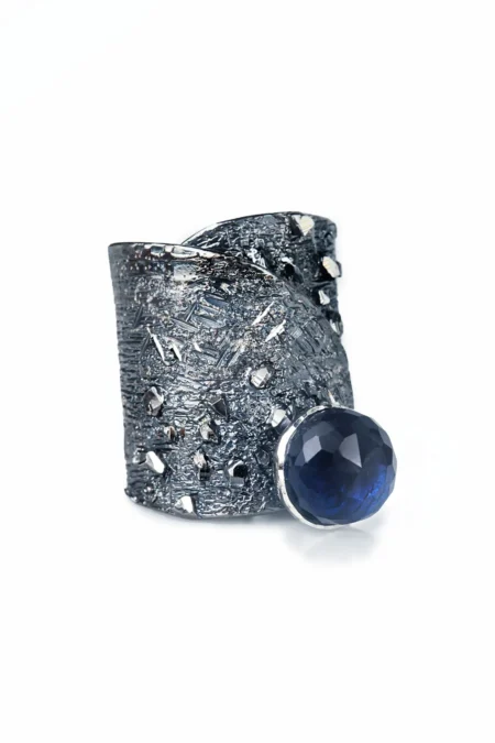 Χειροποίητα κοσμήματα | Επιπλατινωμένο ασημένιο δαχτυλίδι με διαμαντάρισμα και κρύσταλλο gallery 2