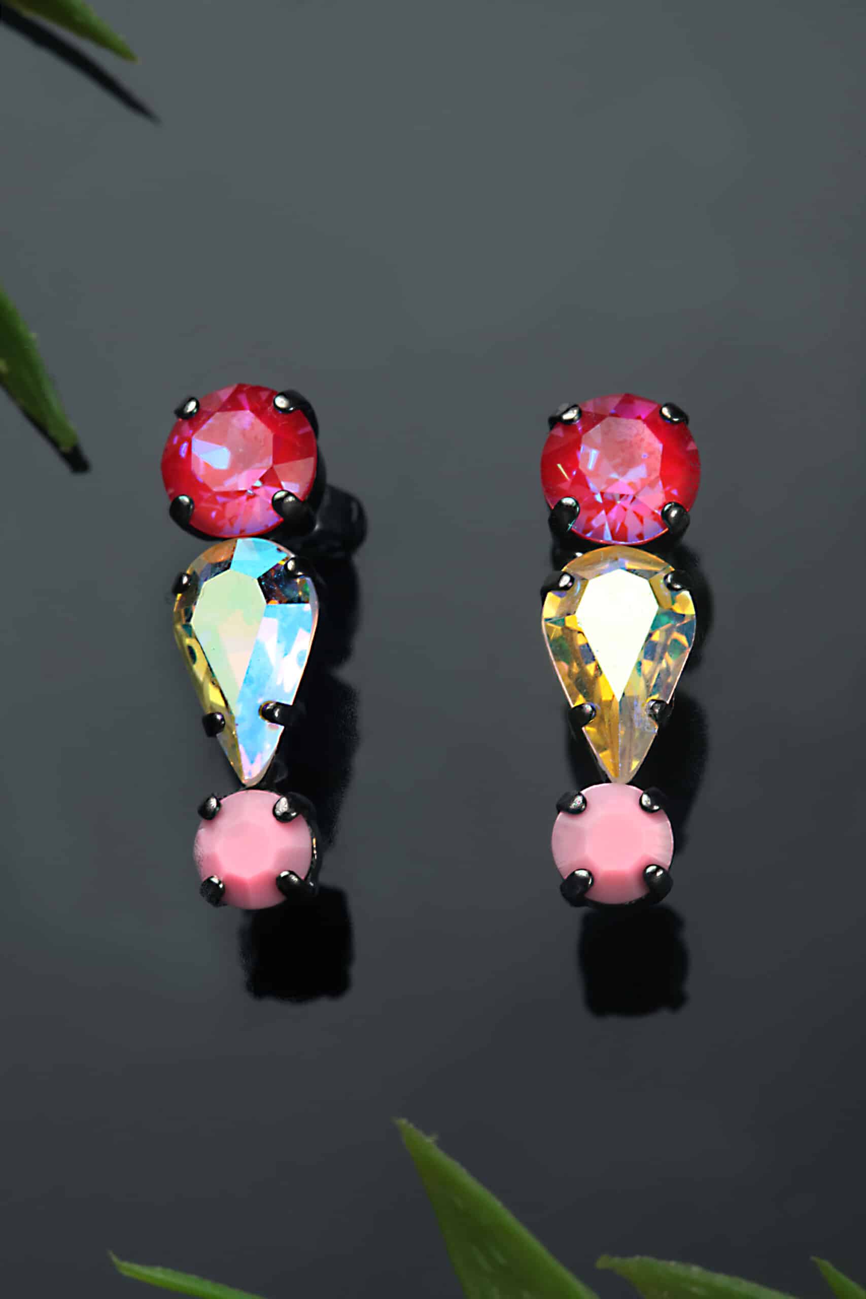 Χειροποίητα κοσμήματα | Σκουλαρίκια από ορείχαλκο με κρύσταλλα Swarovski, μαύρη επιπλατίνωση και ασημένια κουμπώματα gallery 1
