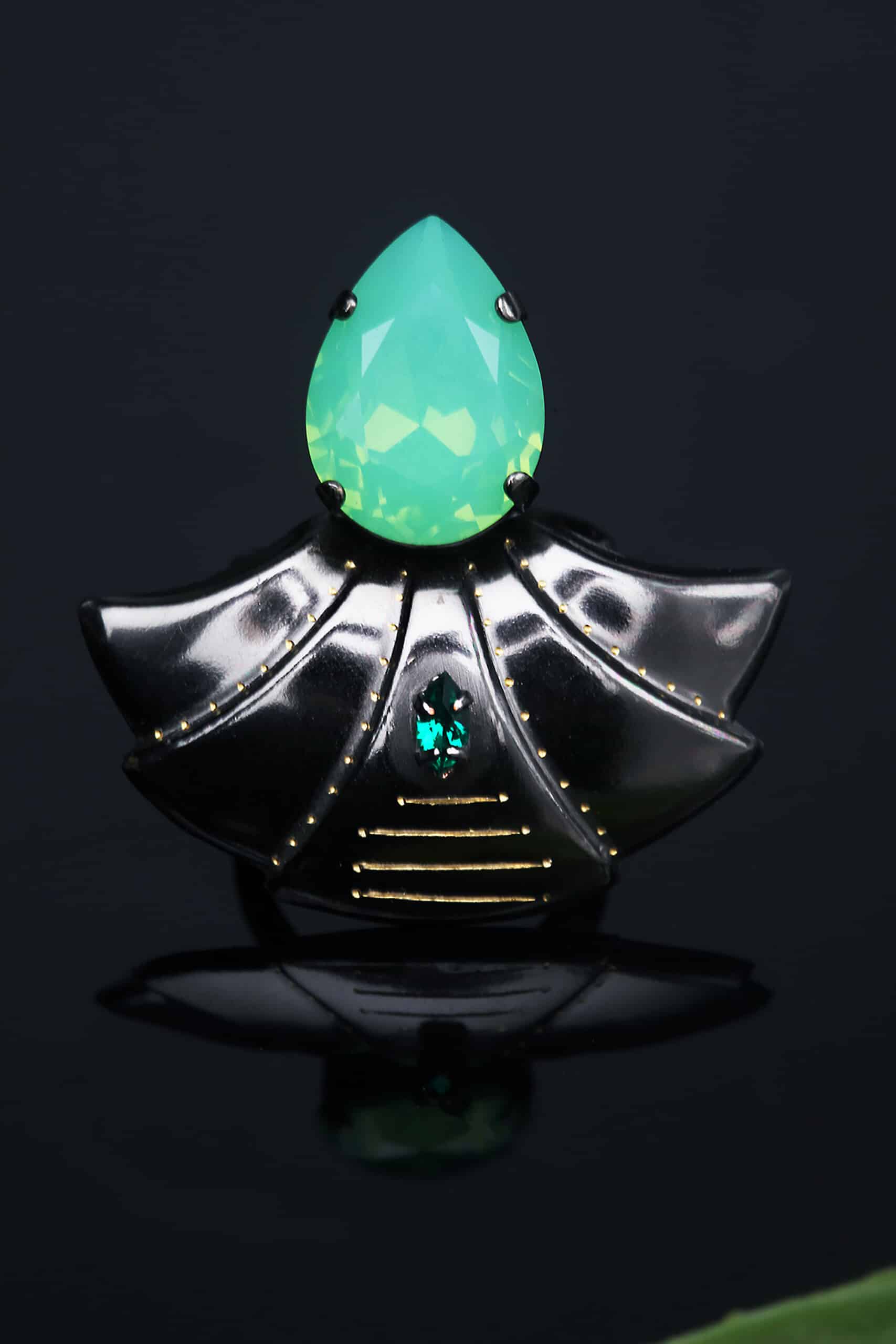 Χειροποίητα κοσμήματα | Δαχτυλίδι από ορείχαλκο με μαύρη επιπλατίνωση και πράσινα Swarovski gallery 1