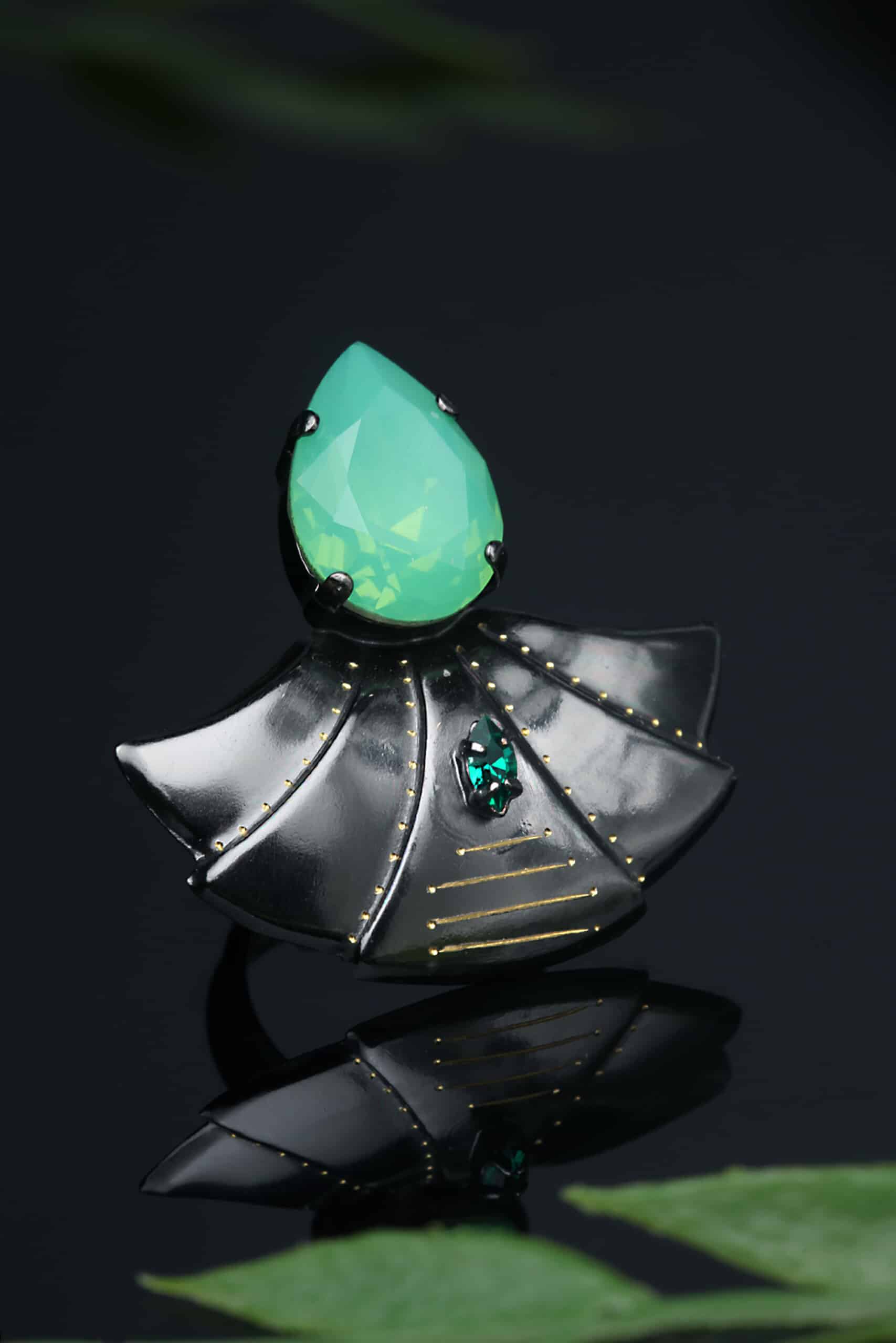 Χειροποίητα κοσμήματα | Δαχτυλίδι από ορείχαλκο με μαύρη επιπλατίνωση και πράσινα Swarovski gallery 3