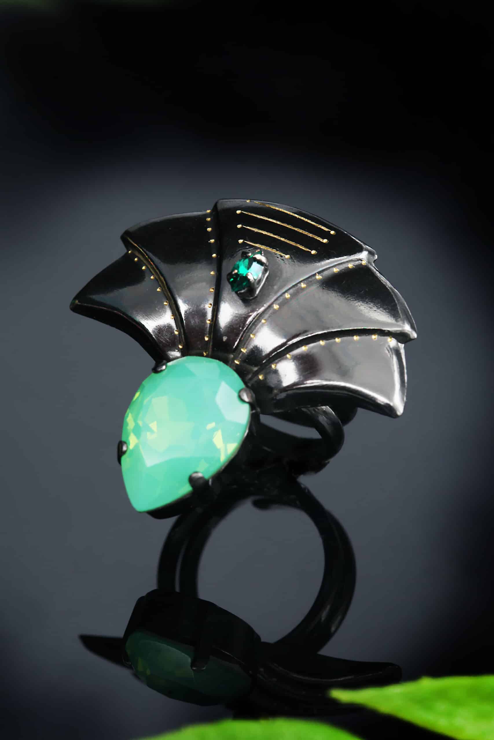 Δαχτυλίδι από ορείχαλκο με μαύρη επιπλατίνωση και πράσινα Swarovski gallery 1