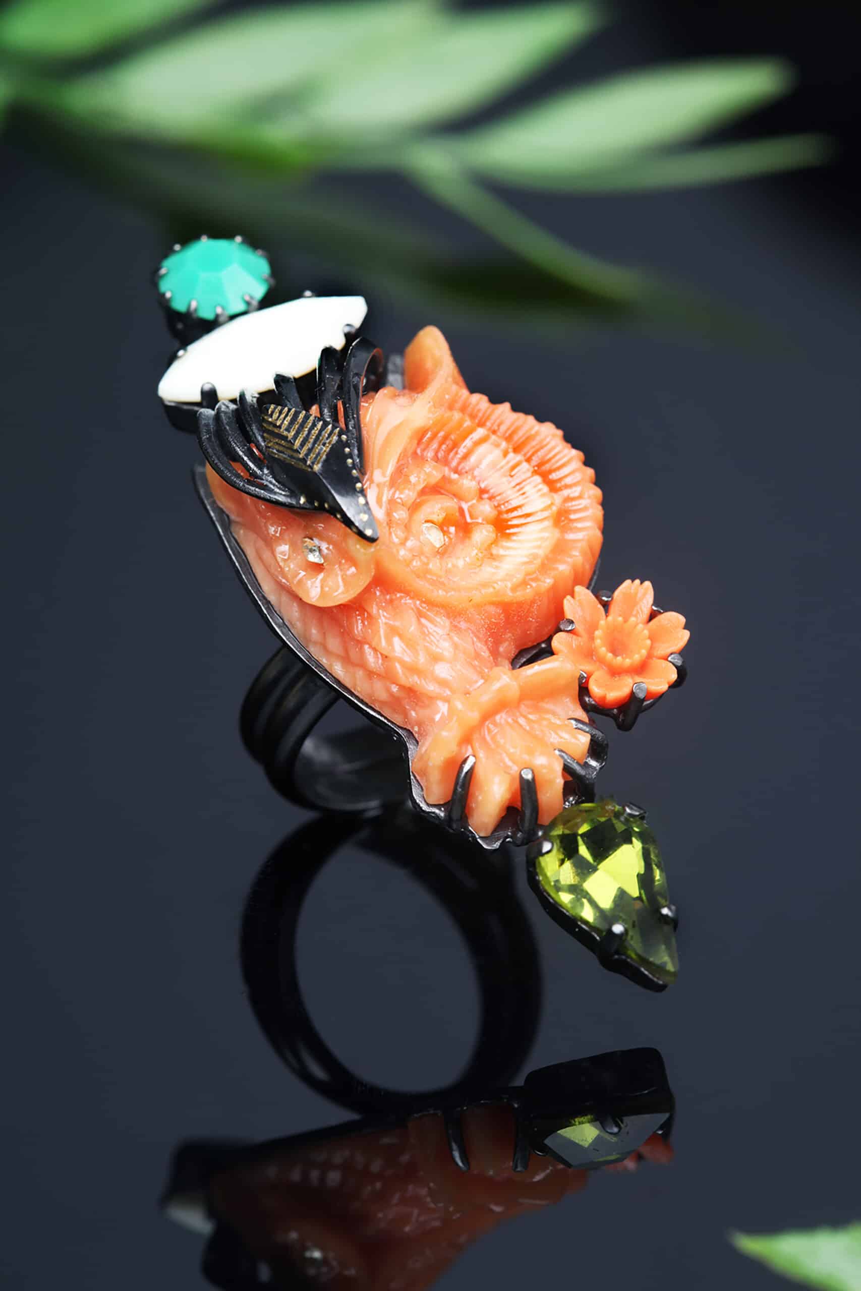 Χαραγμένο δαχτυλίδι από ορείχαλκο με μαύρη επιπλατίνωση, συνδυασμένο με κρύσταλλα Swarovski και μαργαριτάρι gallery 2