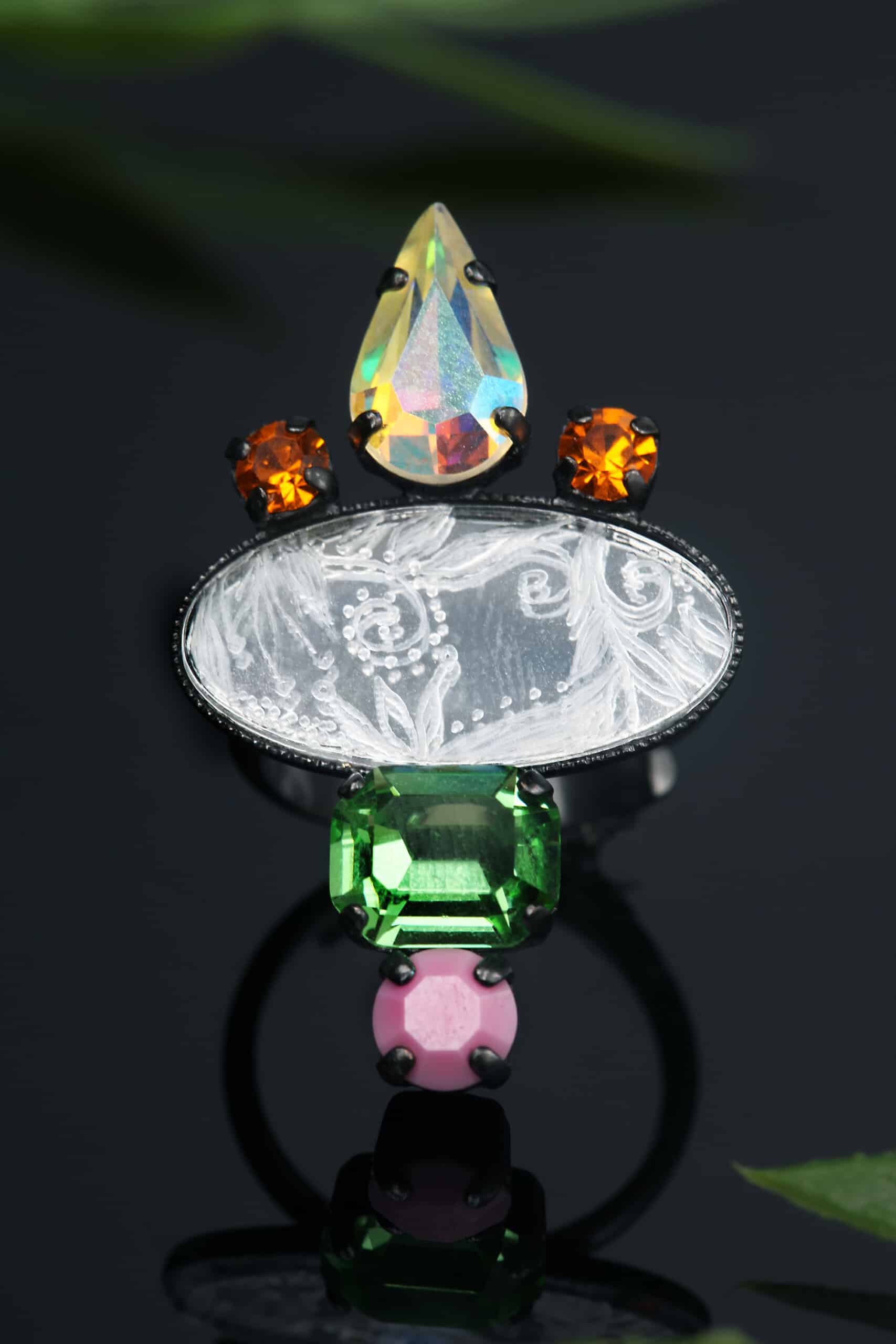 Χειροποίητα κοσμήματα | Δαχτυλίδι από ορείχαλκο με μαύρη επιπλατίνωση, συνδυασμένο με κρύσταλλα Swarovski και γυάλινα στοιχεία gallery 3