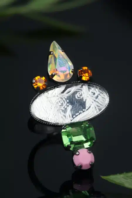 Χειροποίητα κοσμήματα | Δαχτυλίδι από ορείχαλκο με μαύρη επιπλατίνωση, συνδυασμένο με κρύσταλλα Swarovski και γυάλινα στοιχεία gallery 1