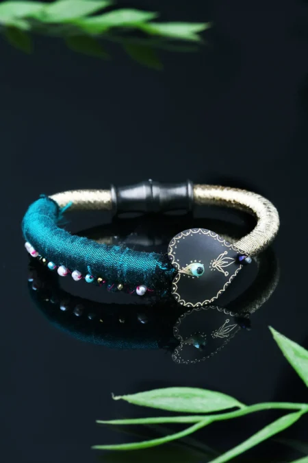 Χειροποίητα κοσμήματα | Βραχιόλι από ορείχαλκο με μαύρη επιπλατίνωση και χάραξη. Είναι δεμένο με μεταλλικό κορδόνι, υφάσματα και ημιπολύτιμα στοιχεία gallery 3