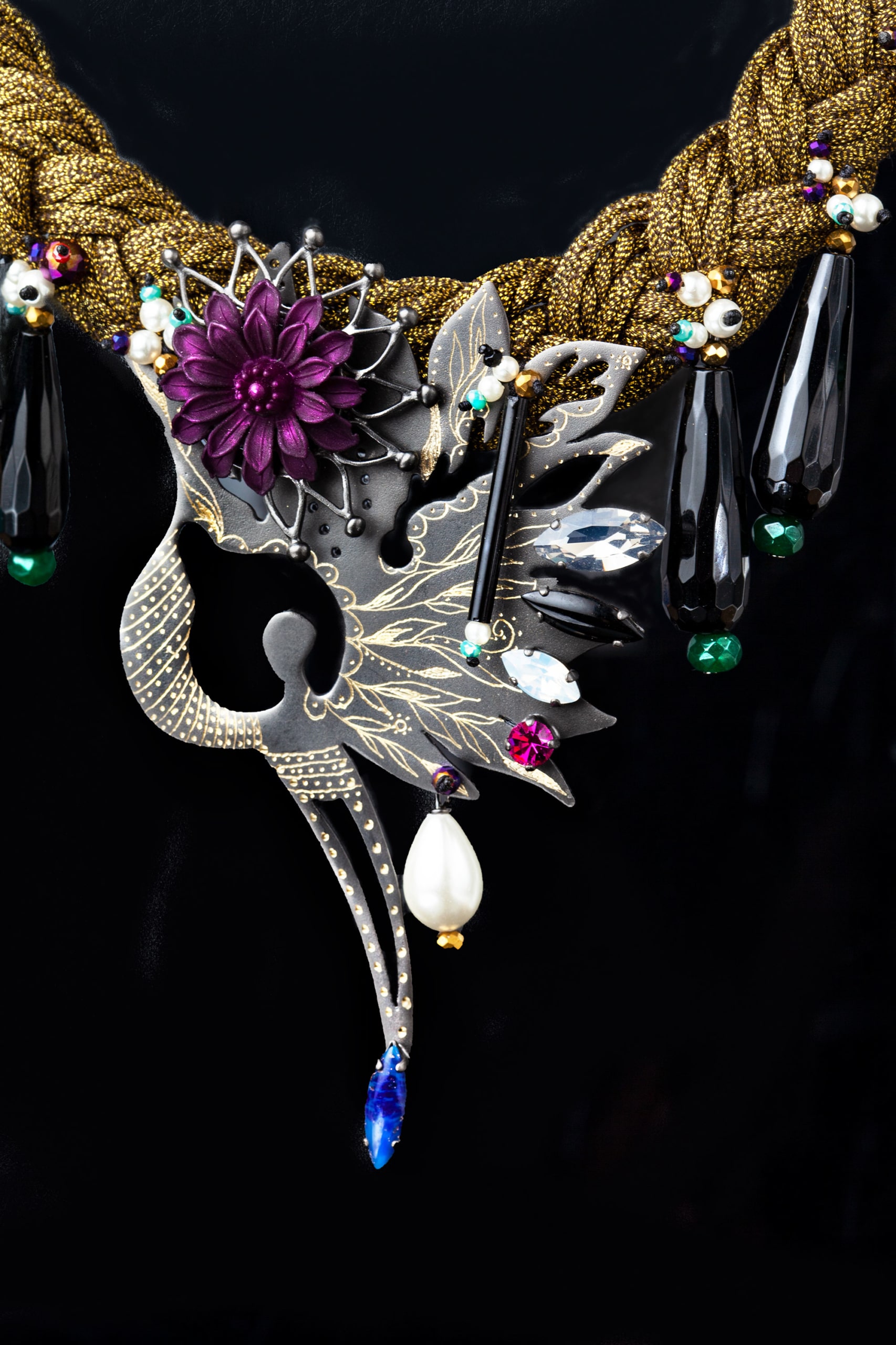 Χειροποίητα κοσμήματα | Κολιέ από ορείχαλκο με μαύρο πλατίνωμα και χάραξη. Συνδυασμένο με υφάσματα, ημιπολύτιμους λίθους και μαργαριτάρια gallery 3