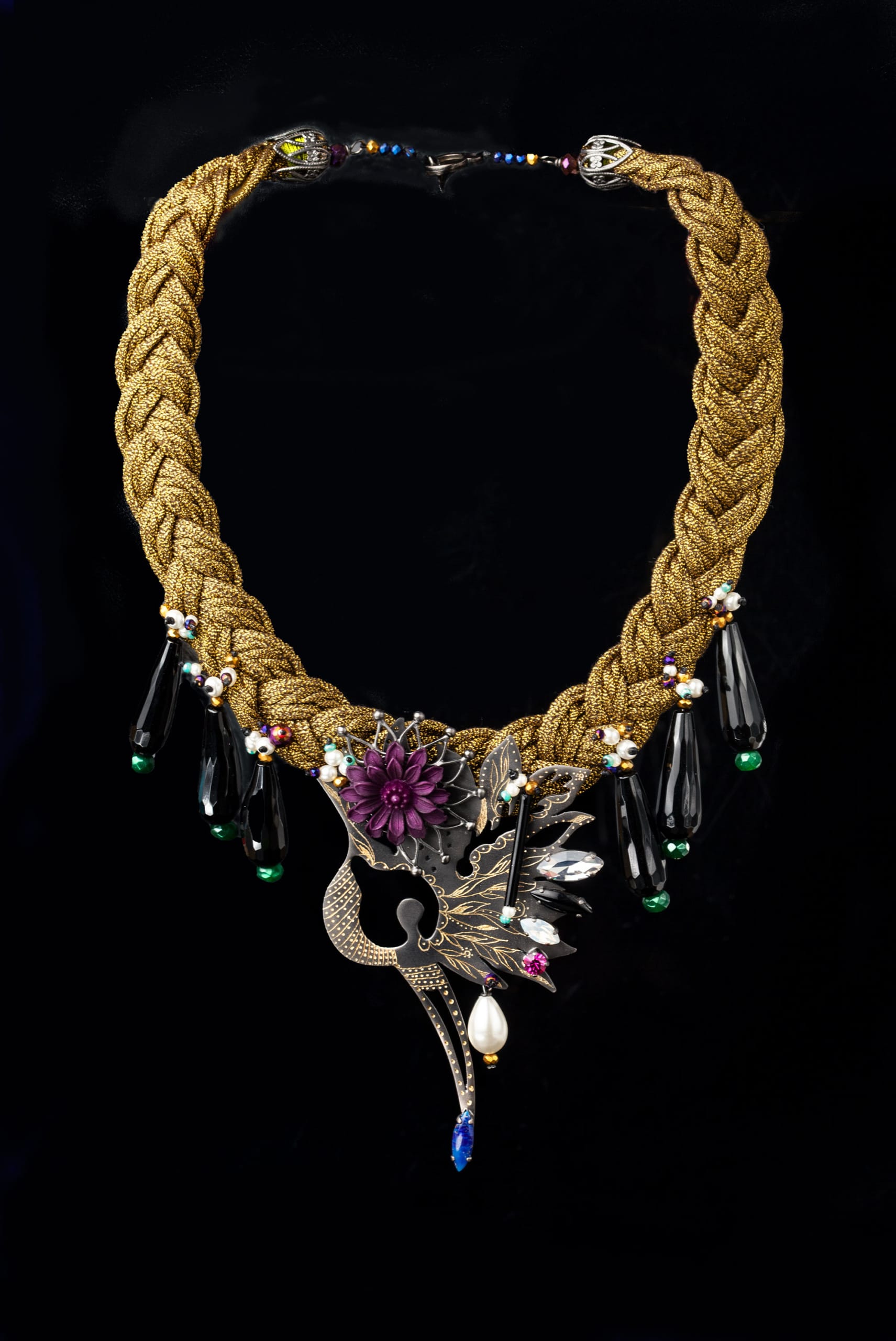 Χειροποίητα κοσμήματα | Κολιέ από ορείχαλκο με μαύρο πλατίνωμα και χάραξη. Συνδυασμένο με υφάσματα, ημιπολύτιμους λίθους και μαργαριτάρια gallery 1