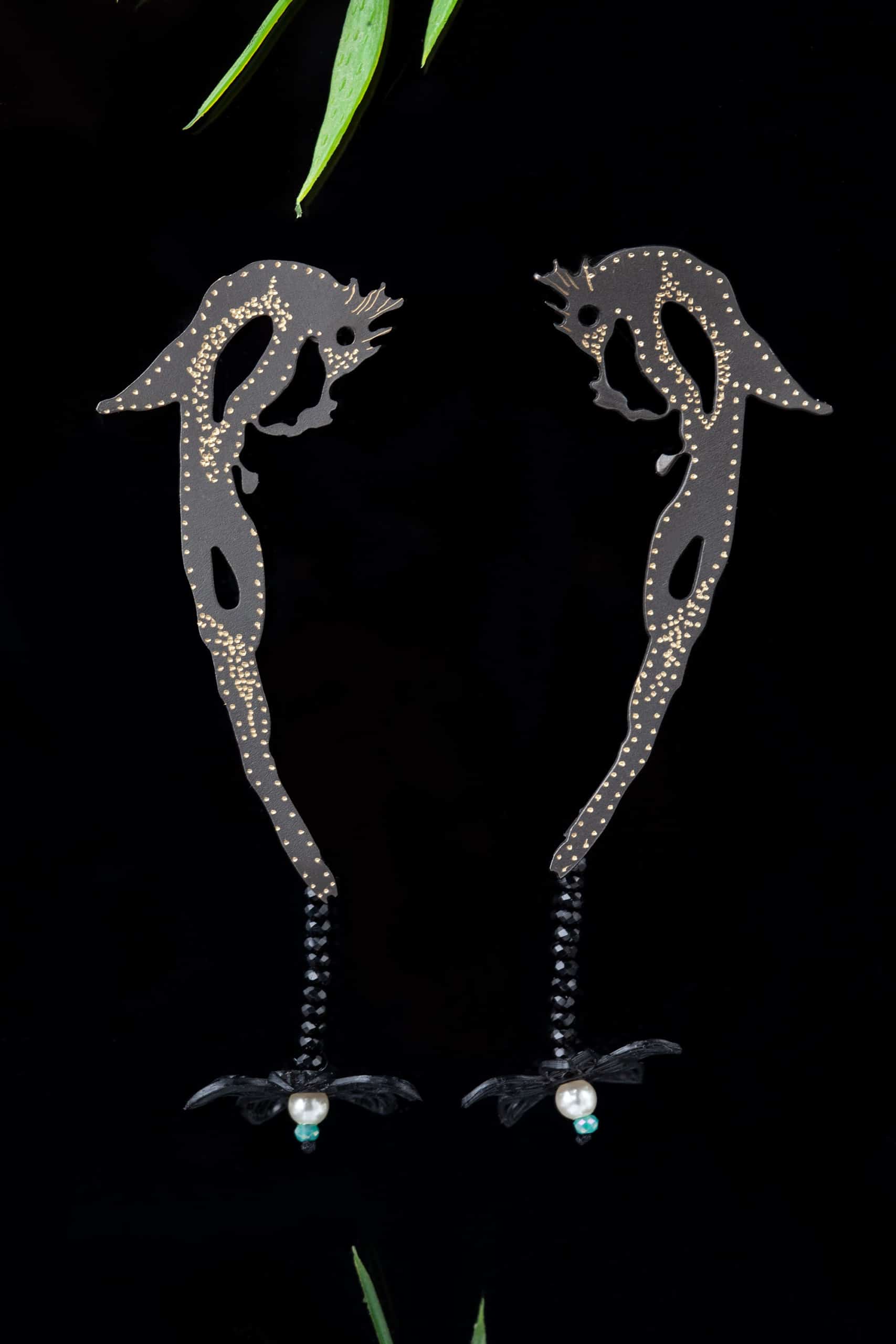 Χειροποίητα κοσμήματα | Σκουλαρίκια από ορείχαλκο με χάραξη, κρύσταλλα, μαργαριτάρια, μαύρη επιπλατίνωση και ασημένια κουμπώματα gallery 1
