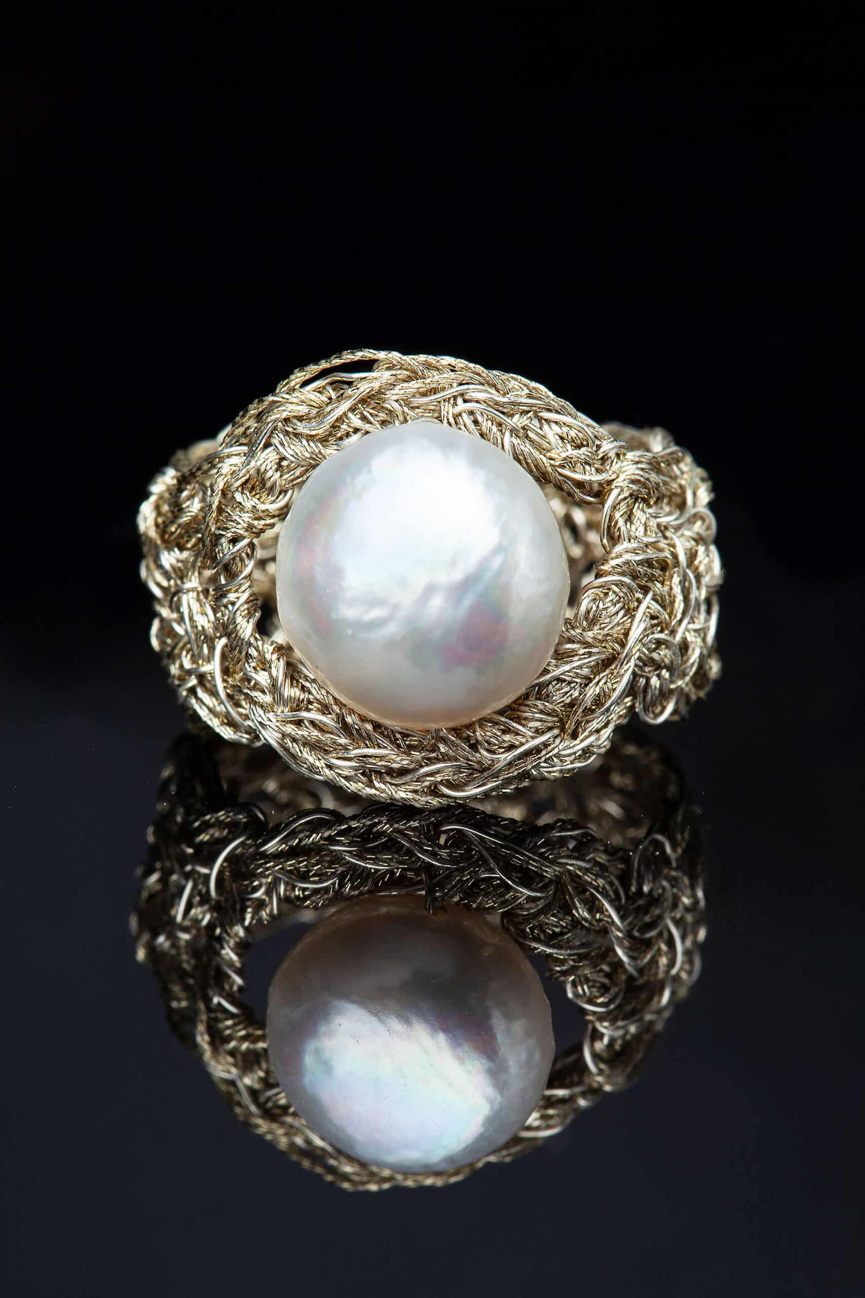 Πλεκτό ασημένιο δαχτυλίδι με χρυσόνημα και μαργαριτάρια gallery 2