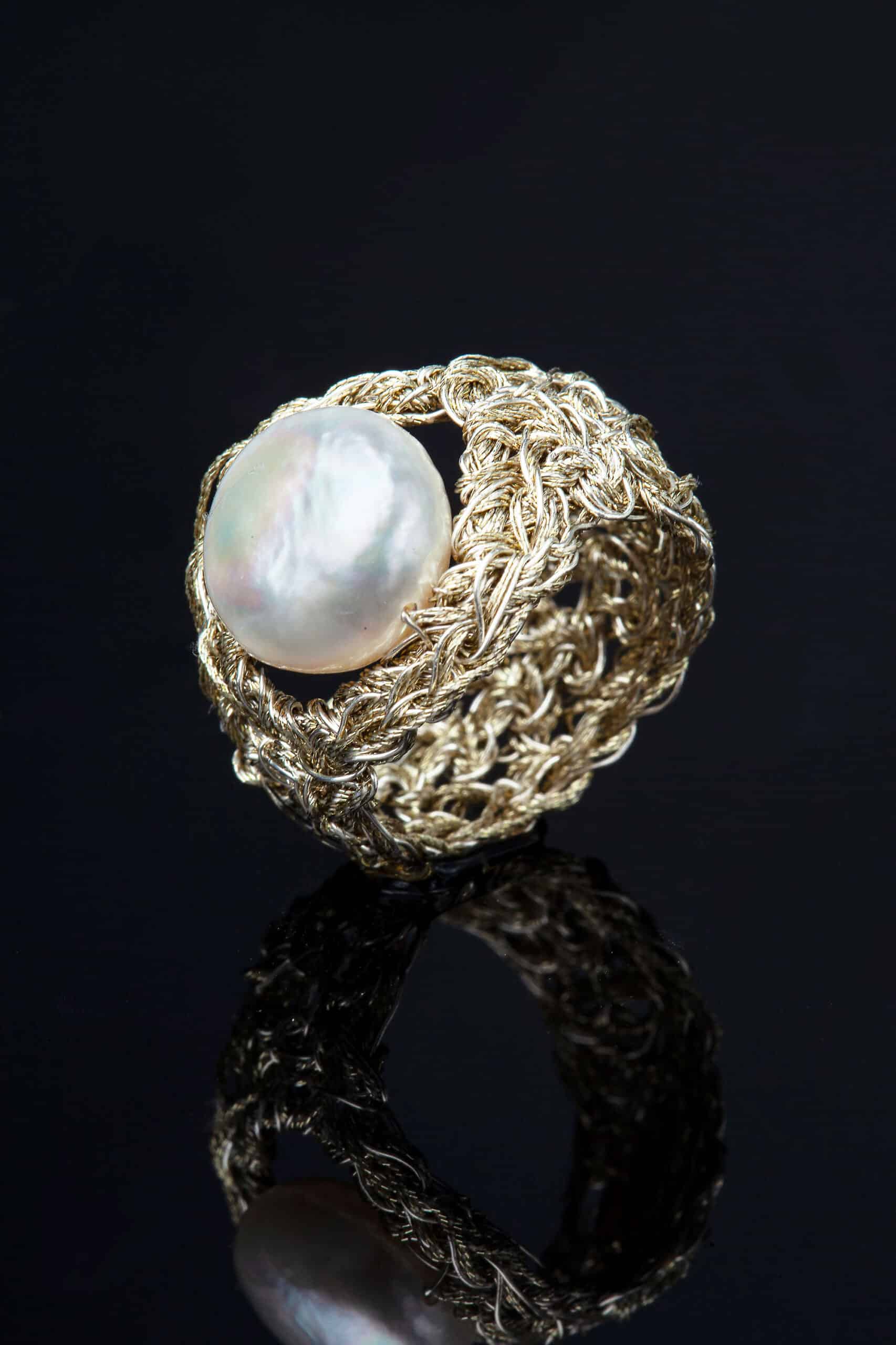 Πλεκτό ασημένιο δαχτυλίδι με χρυσόνημα και μαργαριτάρια main