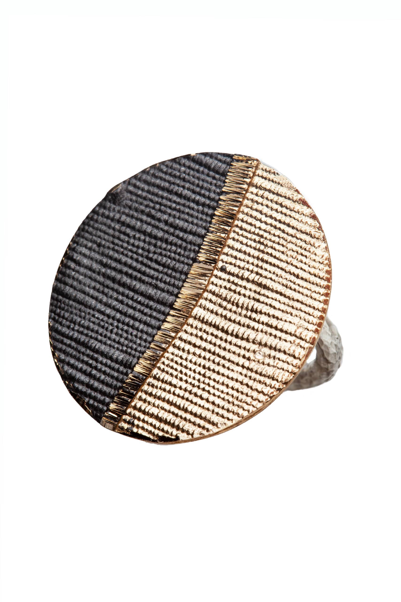 Στρογγυλό δαχτυλίδι από ορείχαλκο με μαύρη και χρυσή αντικέ πατίνα main