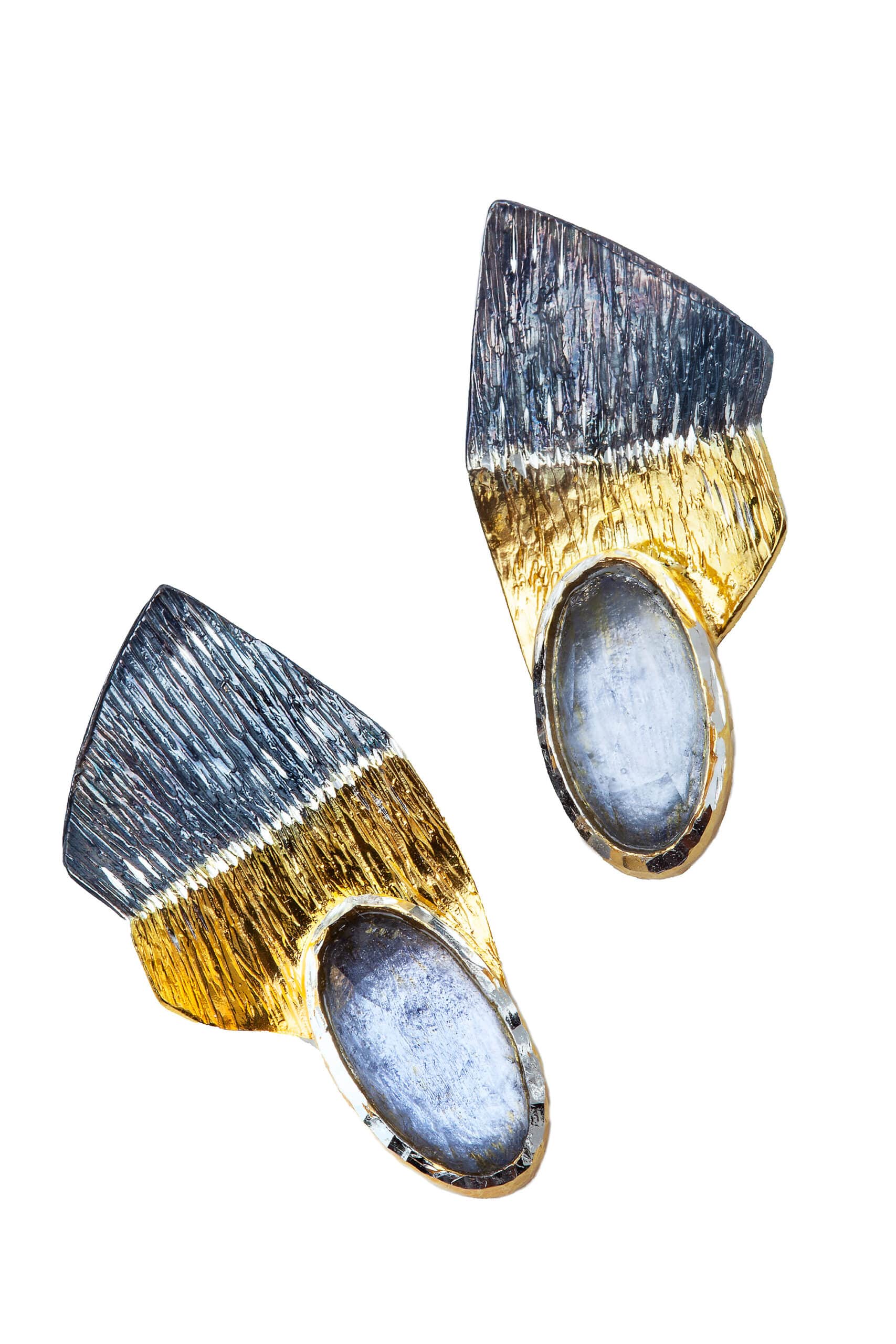 Χειροποίητα κοσμήματα | Ασημένια καρφωτά σκουλαρίκια με λιλά κρύσταλλα gallery 2