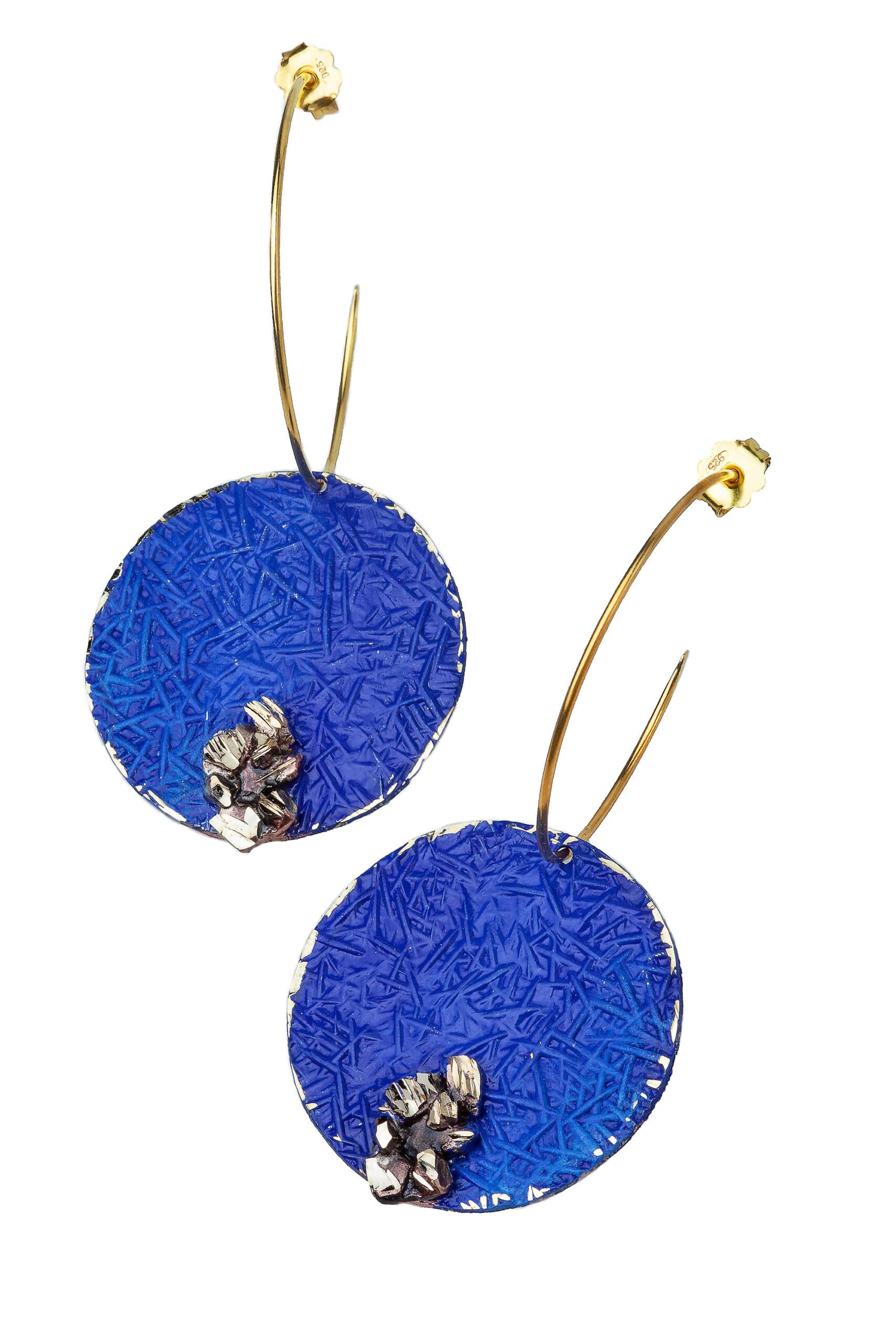 Χειροποίητα κοσμήματα | Ασημένιοι επίχρυσοι κρίκοι με στοιχεία από ορείχαλκο και μπλε ηλεκρίκ πατίνα gallery 1