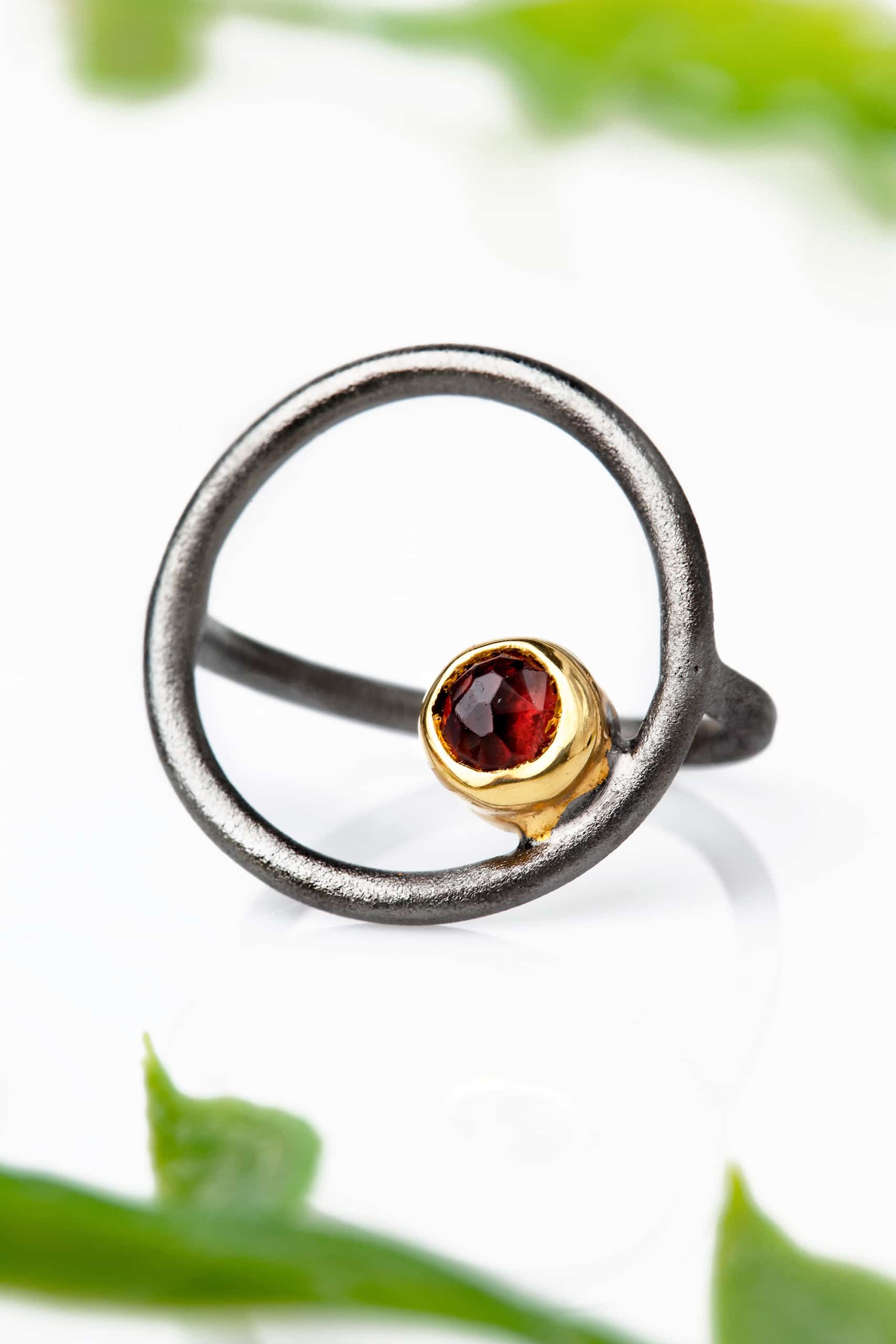 Κυκλικό ασημένιο δαχτυλίδι με γρανάδα και μαύρη επιπλατίνωση gallery 1
