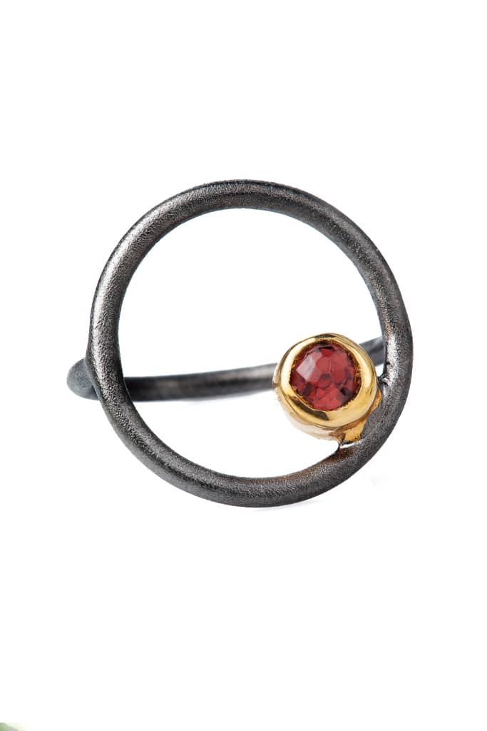 Κυκλικό ασημένιο δαχτυλίδι με γρανάδα και μαύρη επιπλατίνωση main