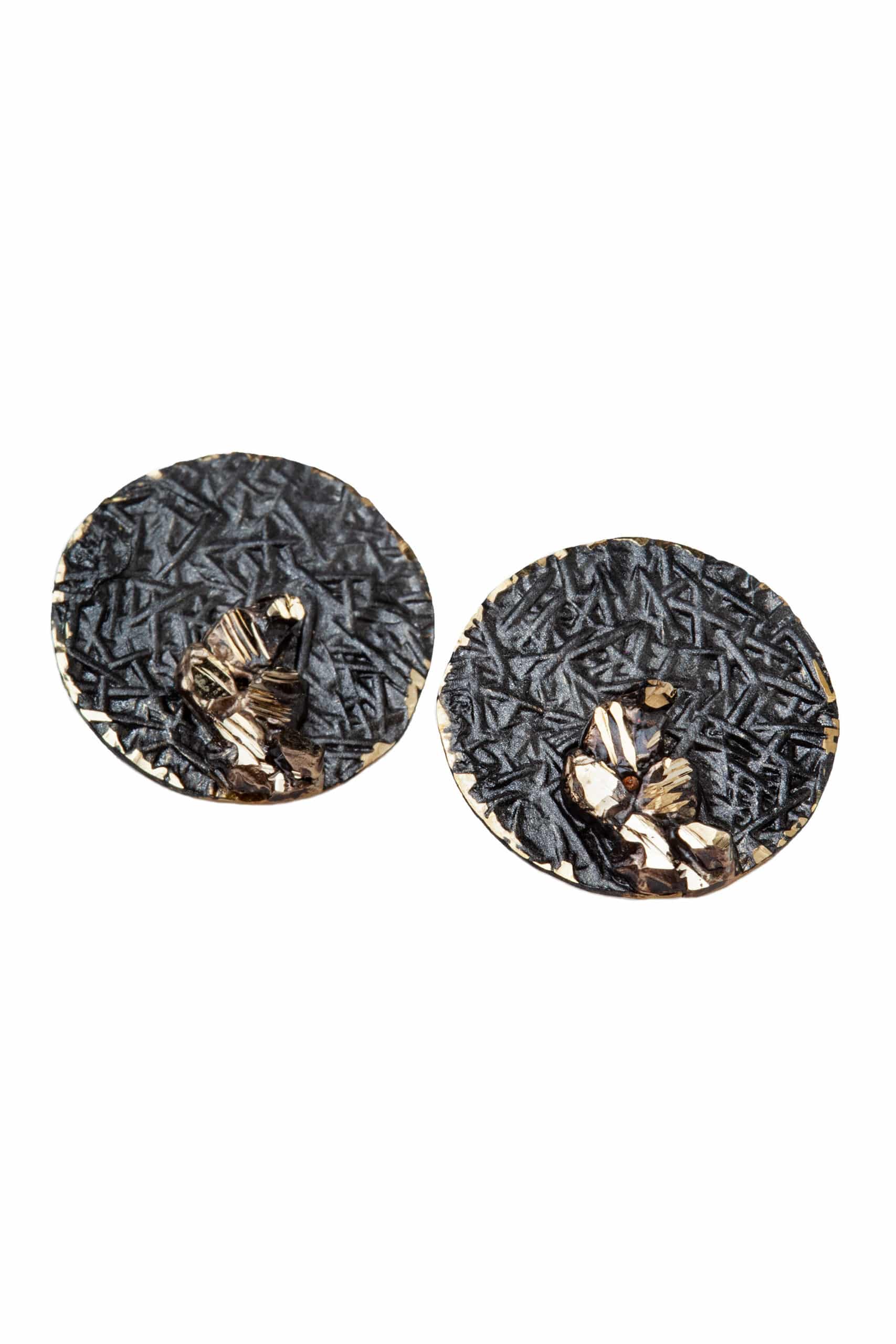 Χειροποίητα κοσμήματα | Στρογγυλά καρφωτά σκουλαρίκια από ορείχαλκο με μαύρη και χρυσή αντικέ χρωματιστή πατίνα gallery 1