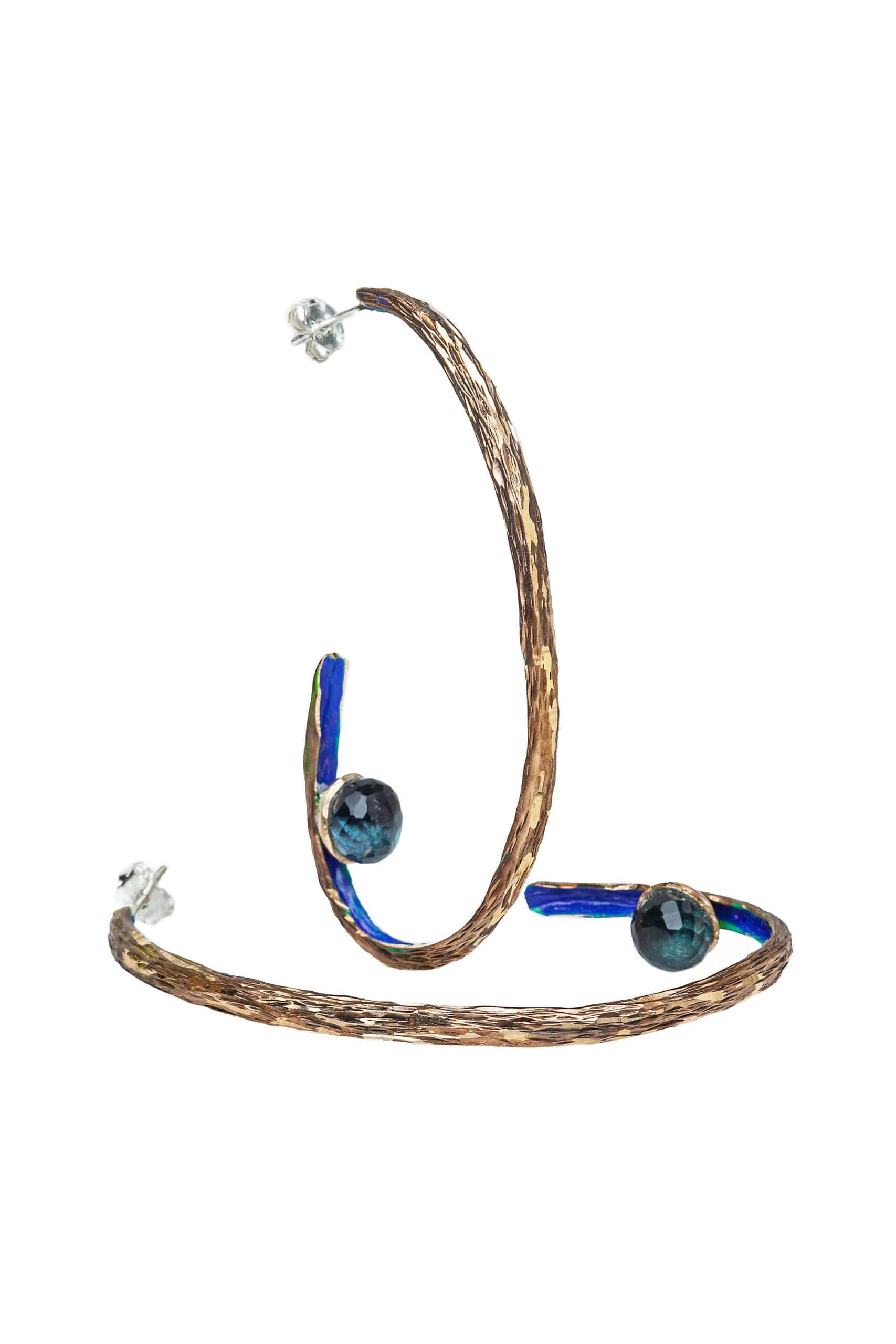 Χειροποίητα κοσμήματα | Ιδιαιτεροι οβάλ κρίκοι από ορείχαλκο με μπλε ηλεκτρίκ πατίνα και μπλε κρυστάλλους gallery 1