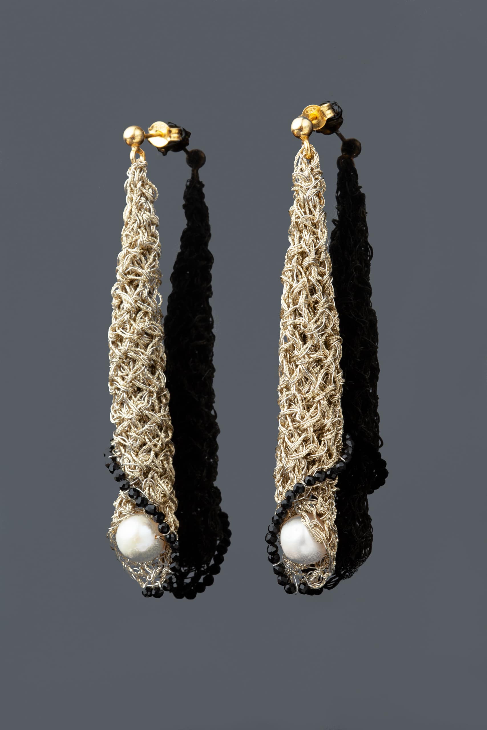 Πλεκτά ασημένια σκουλαρίκια με χρυσόνημα, σπινέλιο και μαργαριτάρια main