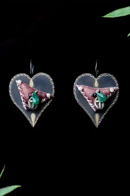 Χειροποίητα κοσμήματα | Σκουλαρίκια από ορείχαλκο με μαύρη επιπλατίνωση, χάραξη, μαργαριτάρια, βελούδινα στοιχεία και πράσινο αχάτη gallery 1