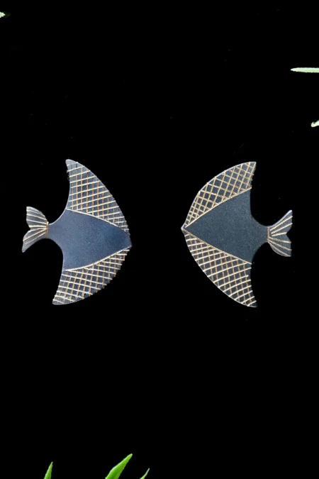 Χειροποίητα κοσμήματα | Σκουλαρίκια ψάρια από ορείχαλκο με χάραξη και μαύρη επιπλατίνωση gallery 1