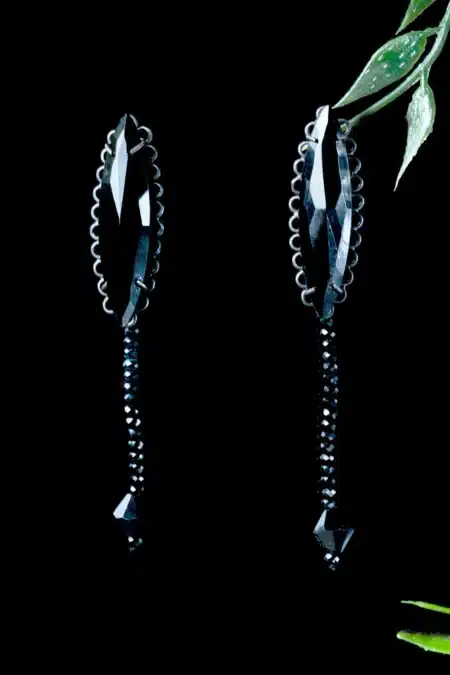 Χειροποίητα κοσμήματα | Σκουλαρίκια από ορείχαλκο με μαύρη επιπλατίνωση και κρύσταλλα gallery 1