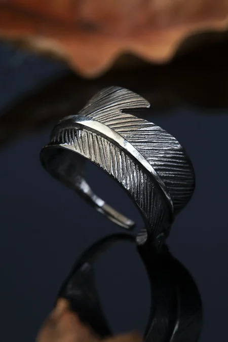 Ασημένιο ρυθμιζόμενο δαχτυλίδι φτερό με μαύρη επιπλατίνωση main