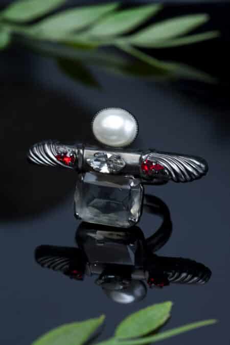 Χειροποίητα κοσμήματα | Δαχτυλίδι από ορείχαλκο με μαύρη επιπλατίνωση, συνδυασμένο με κρύσταλλα Swarovski, μαργαριτάρι και γυάλινα στοιχεία gallery 3