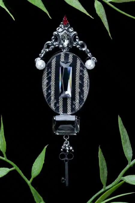 Χειροποίητα κοσμήματα | Καρφίτσα από ορείχαλκο με κρύσταλλα Swarovski, μαργαριτάρια και γυάλινα στοιχεία gallery 1