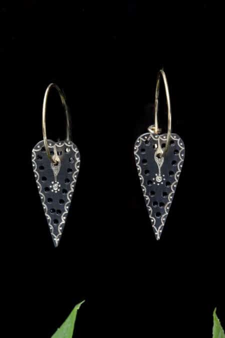 Χειροποίητα κοσμήματα | Ασημένιοι επίχρυσοι κρίκοι με καρδιές στοιχεία από ορείχαλκο και μαύρη επιπλατίνωση gallery 1