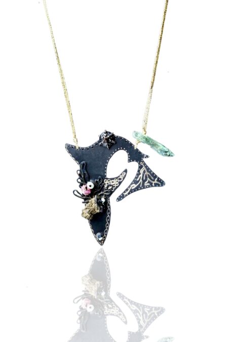Χειροποίητα κοσμήματα | Κολιέ καρχαρίας από ορείχαλκο με μαύρο πλατίνωμα και χάραξη main
